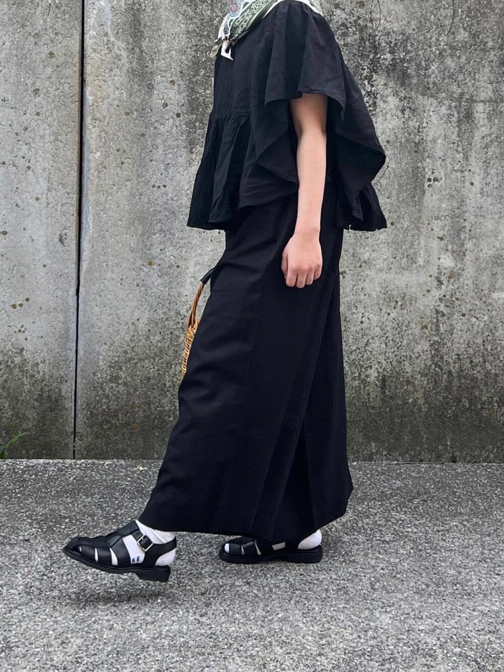 「低身長コーデ、休日スタイル、サンダルコーデ、低身長女子、ラクチンコーデ、スカーフ、セットアップ、リネン、グルカサンダル、かごバッグ」｜「manana suerteの【新カラー登場】コットンリネンフリルプルオーバー（Tシャツ/カットソー、ブラック系）」を使った、ともさん（レディース・153cm）の春コーディネートの2枚目の写真