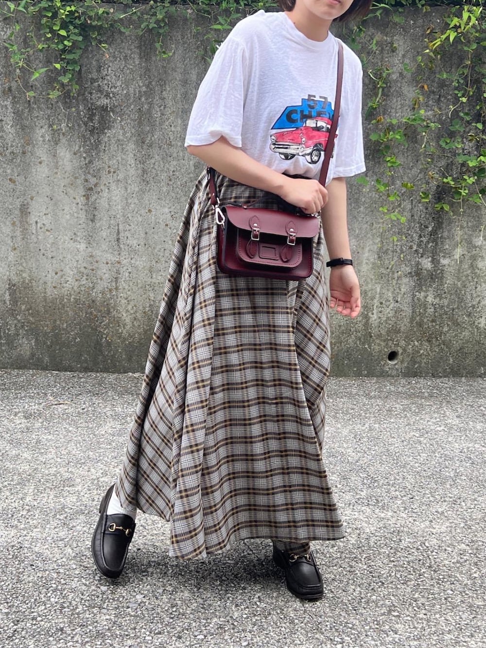 「夏コーデ、オトナカワイイ、きれいめカジュアル、初秋コーデ、Tシャツ、チェツクスカート、ロングスカート、ローファー、スカートスタイル、低身長コーデ」｜「Plaireのアイテム（Tシャツ/カットソー、ホワイト系）」を使った、ともさん（レディース・153cm）の夏コーディネートの2枚目の写真