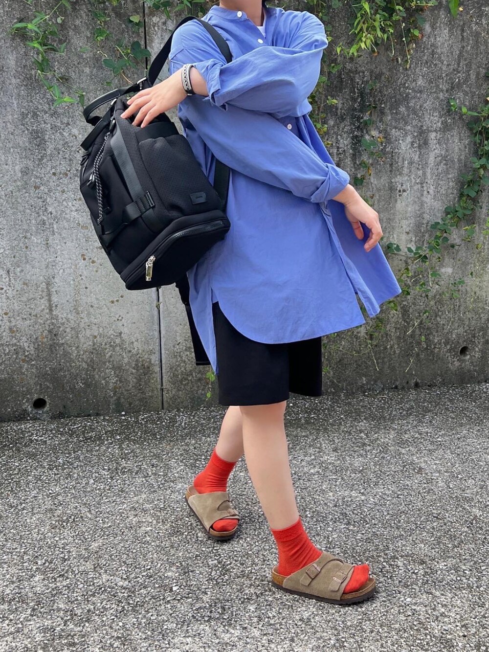 ブルー系のシャツ/ブラウス、ブラック系のパンツ、ブラック系のバックパック/リュックを着用したレディースの夏コーディネートの2枚目の写真