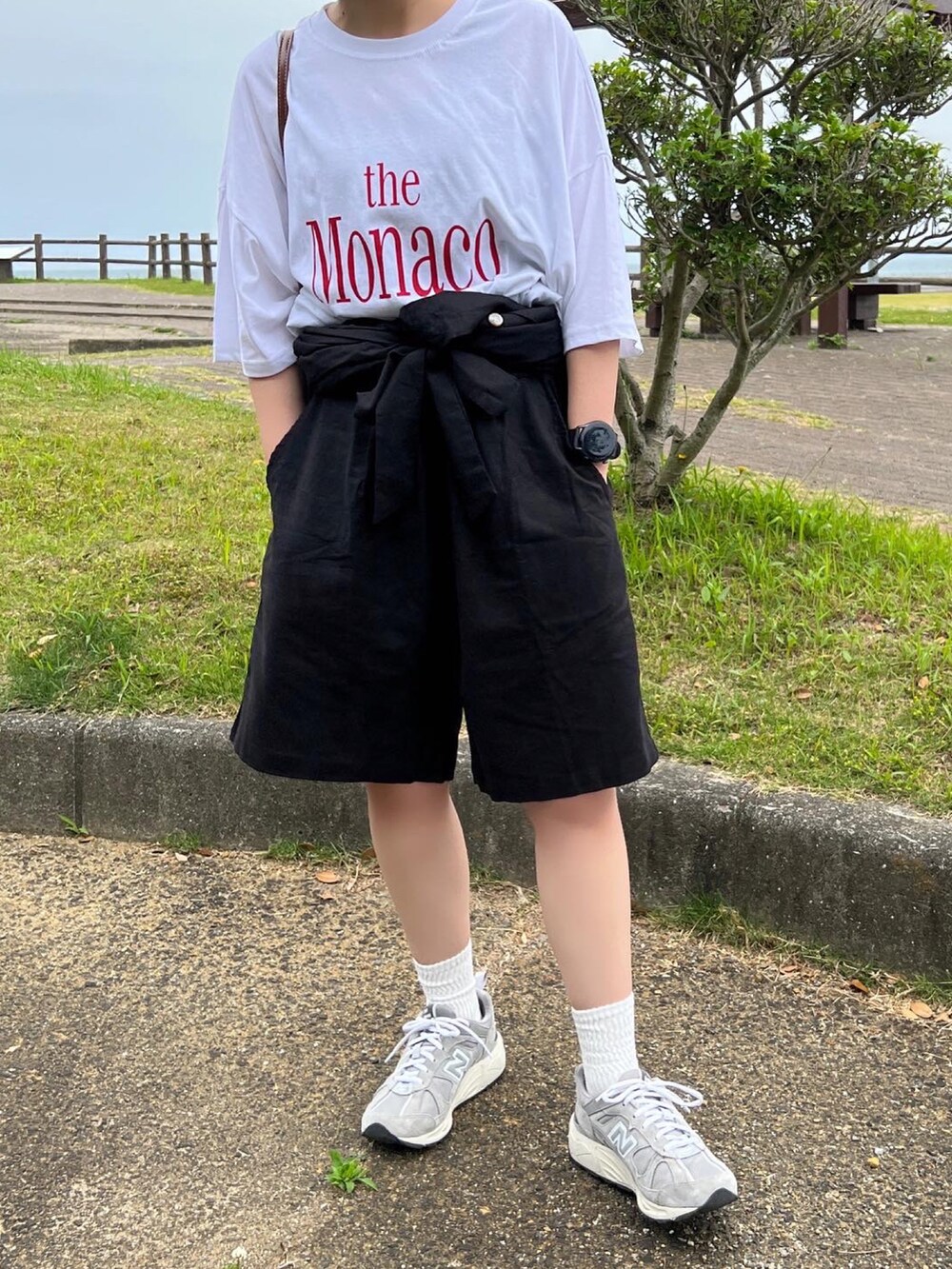 「カジュアル、パンツスタイル、夏コーデ、ゆるコーデ、プチプラコーデ、ロゴT、Tシャツ、ジャンプスーツ、ハーフパンツ、夏だ！Tシャツ着よう！」｜「Plaireのアイテム（Tシャツ/カットソー、ホワイト系）」を使った、ともさん（レディース・153cm）の夏コーディネートの2枚目の写真