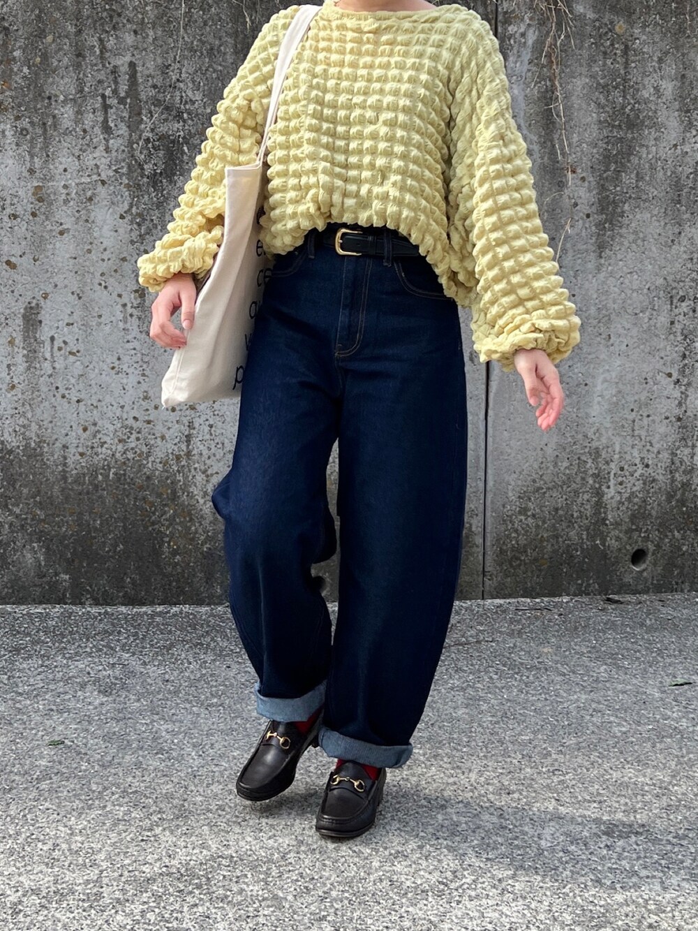「春服、休日コーデ、シンプルコーデ、低身長女子、大人カジュアル、デニムパンツ、ローファー、革靴、おしゃれさんと繋がりたい」｜「Le temps richeのポップコーンボリューム袖ブラウス＜Le temps riche＞（シャツ/ブラウス、イエロー系）」を使った、ともさん（レディース・153cm）の春コーディネートの2枚目の写真