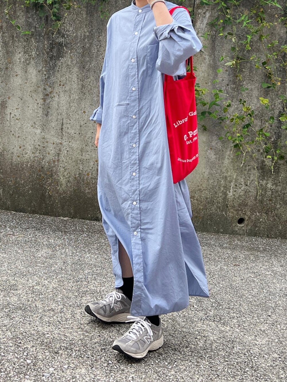 「大人コーデ、シンプルコーデ、ラクチンコーデ、オトナ女子、ワンピース、大人かわいい、秋服準備はじめました、低身長コーデ、ニューバランス、トートバッグ」｜「YLEVEのSHUTTLE COTTON BROAD 90\' S BIG SH/OP（ワンピース/ドレス、ブルー系）」を使った、ともさん（レディース・153cm）の夏コーディネートの2枚目の写真