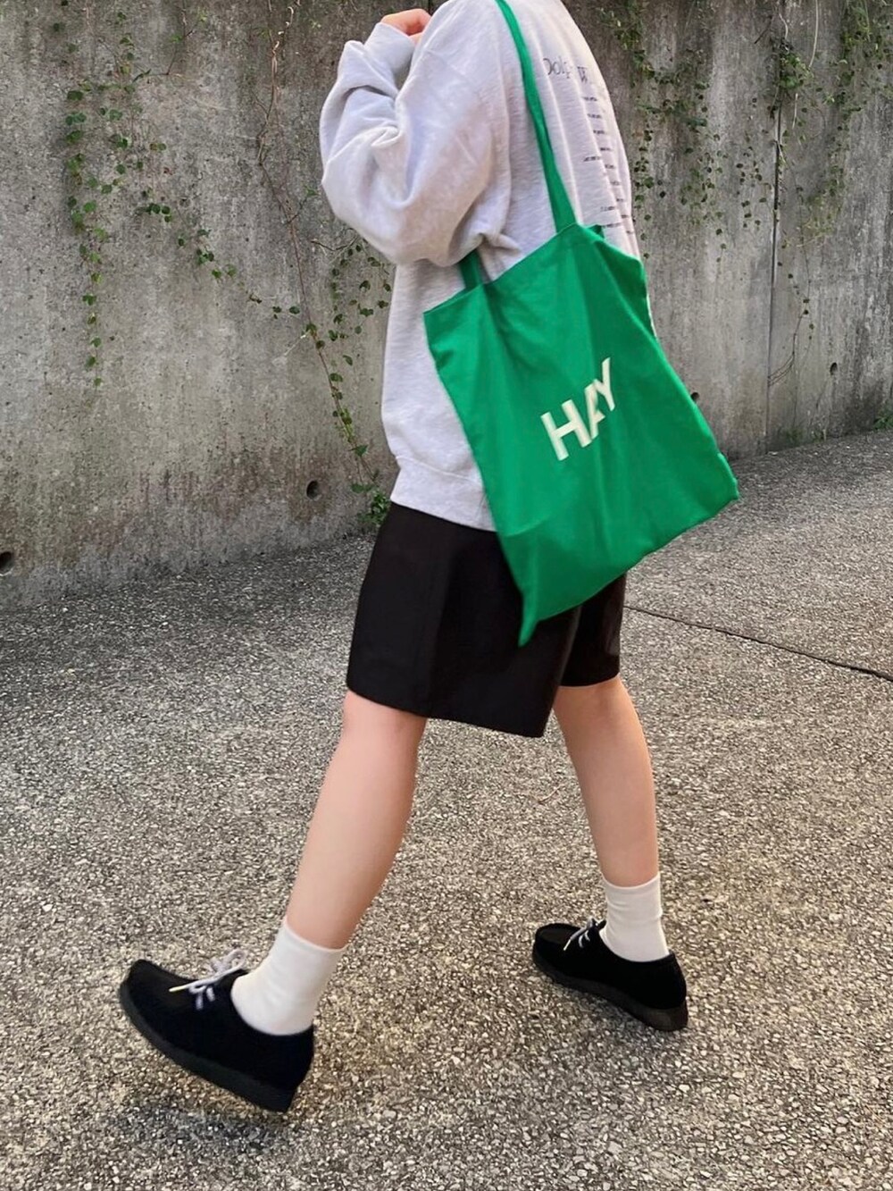 「秋服準備はじめました、秋服まるっと大公開、オトナカジュアル、秋コーデ、お出かけコーデ、カジュアル、ロゴスウェット、ハーフパンツ、秋冬コーデ」｜「antiquaのUVカット機能付きハーフパンツ（その他パンツ、ブラック系）」を使った、ともさん（レディース・153cm）の秋コーディネートの2枚目の写真