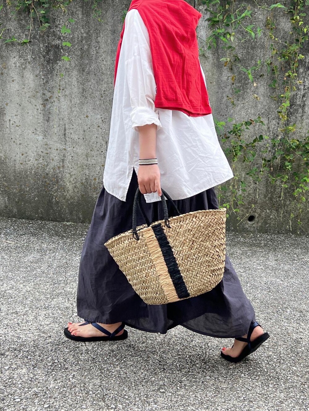 レッド系のカーディガン/ボレロ、ホワイト系のシャツ/ブラウス、ベージュ系のかごバッグを着用したレディースの夏コーディネートの2枚目の写真