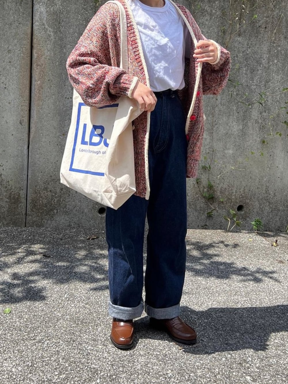 「秋服、パンツコーデ、デニムパンツ、初秋コーデ、大人カジュアル、カーディガン、ローファー、トートバッグ、きれいめカジュアル」｜「THE SHINZONEのShinzone PACK TEE（Tシャツ/カットソー、その他）」を使った、ともさん（レディース・153cm）の秋コーディネートの3枚目の写真