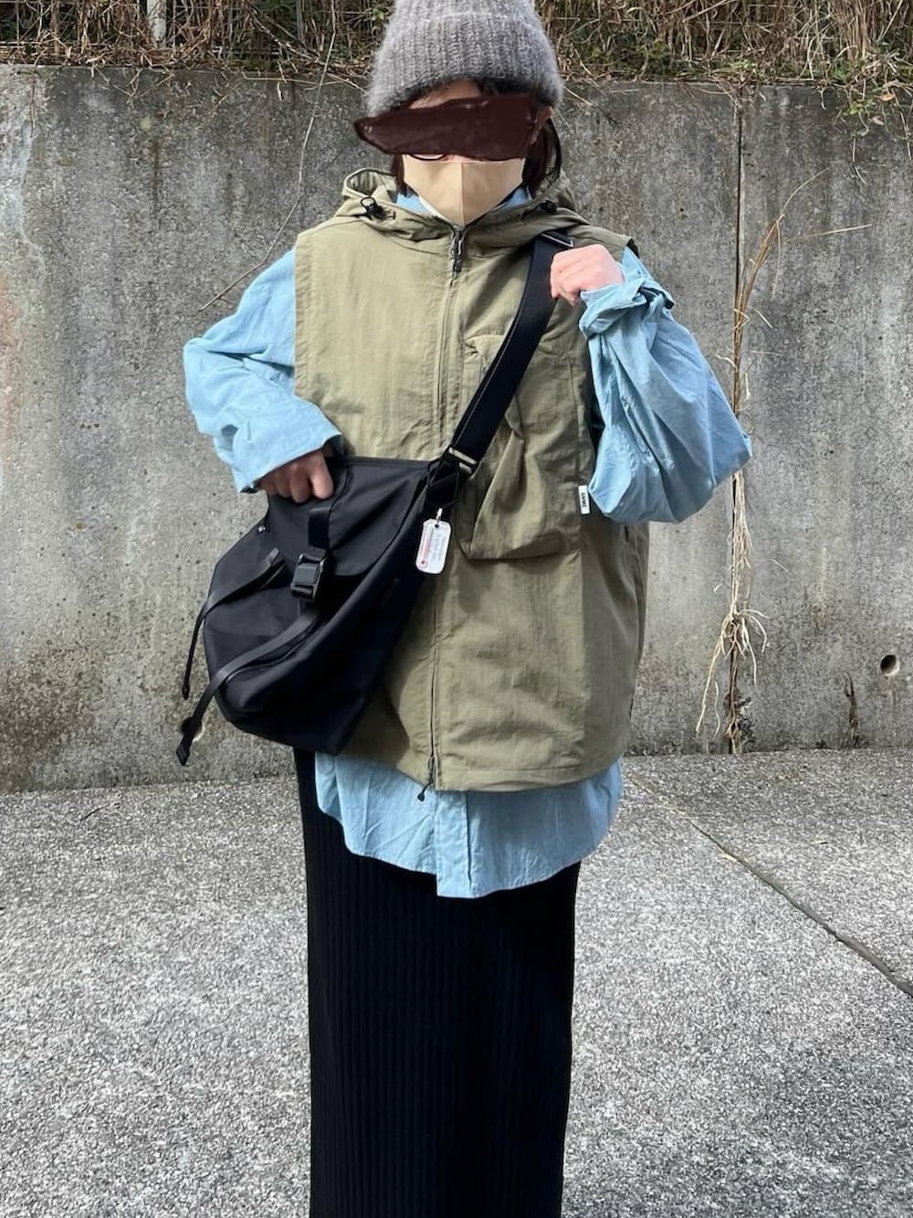 「春、ベスト、ベスト×シャツ、カジュアルコーデ、スカート、オトナカジュアル、低身長コーデ、スニーカー、低身長女子」｜「THE SHINZONEのTHE SHINZONE SHAGGY KNIT CAP 23AMSIT02（ニットキャップ/ビーニー、グレー系）」を使った、ともさん（レディース・153cm）の冬コーディネートの2枚目の写真