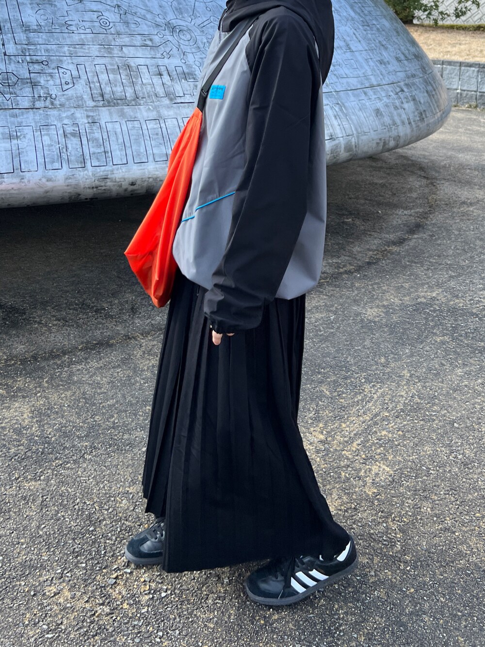 「シンプルスタイル、春、低身長コーデ、ラクチンコーデ、スニーカーコーデ、24SS春の新作、シャカシャカ、プリーツスカート、スポーツミックス」｜「＆RSONのLINE WIND BREAK JACKET（マウンテンパーカー、ブラック系）」を使った、ともさん（レディース・153cm）の冬コーディネートの2枚目の写真