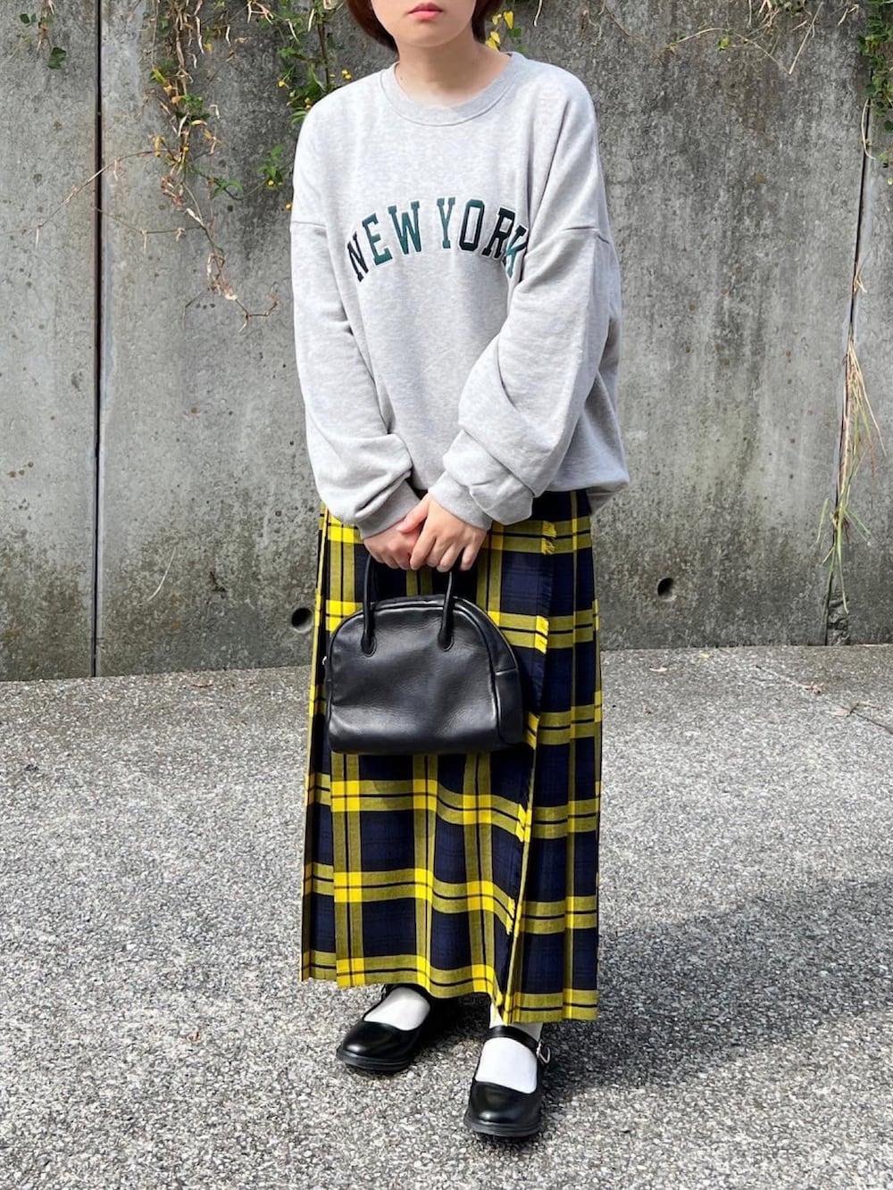 「大人かわいい、ロゴスウェット、オニールオブダブリン、オトナ女子、大人カジュアル、ストラップシューズ、低身長、チェック、ロンクスカート、秋コーデ」｜「O'NEIL of DUBLINのO'NEIL OF DUBLIN | ウーステッドウール ロングキルトスカート WOMEN（スカート、イエロー系）」を使った、ともさん（レディース・153cm）の秋コーディネートの2枚目の写真