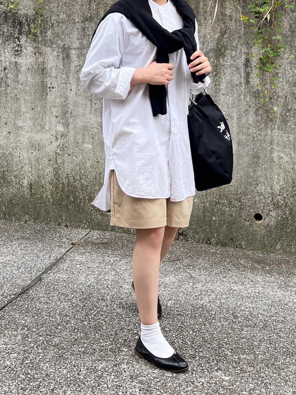 「秋服コーデ、初秋コーデ、大人女子、シャツスタイル、グルカショーツ、ハーフパンツ、バレエシューズ、トートバッグ、メンズライク、大人カジュアル」｜「Daily russetの【ツイルナイロン】ロープトートバッグ(M)（トートバッグ、ブラック系）」を使った、ともさん（レディース・153cm）の秋コーディネートの2枚目の写真