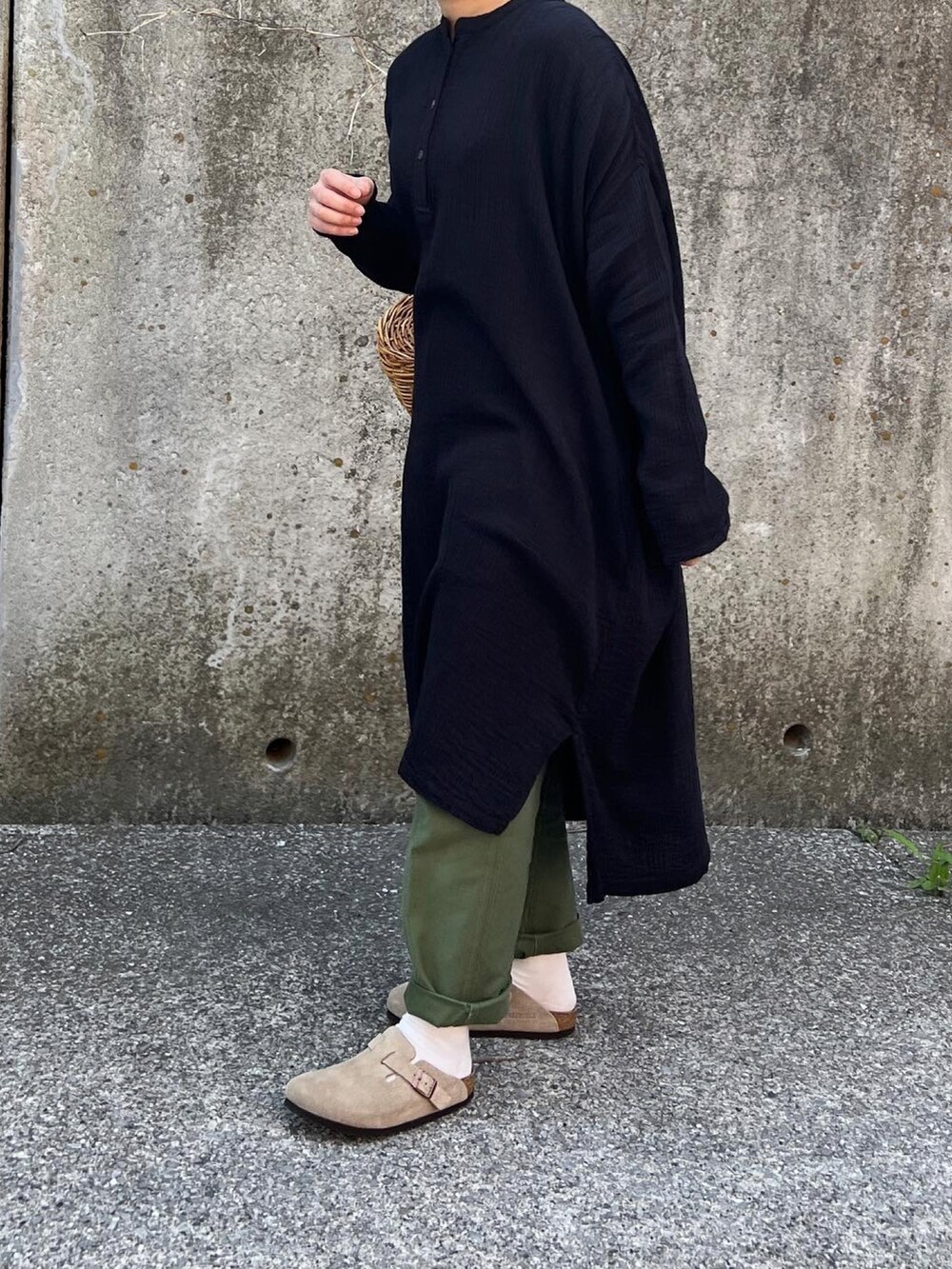 「低身長コーデ、楽チンコーデ、春服コーデ、休日コーデ、低身長女子、オトナカジュアル、ワンピース、ベイカーパンツ、ビルケンシュトック、かごバッグ」｜「THE SHINZONEの【THE SHINZONE】BAKER PANTS WOMEN（その他パンツ、グリーン系）」を使った、ともさん（レディース・153cm）の春コーディネートの2枚目の写真