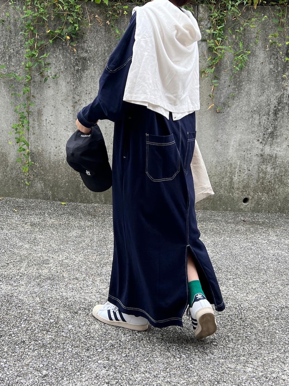 ブルー系のワンピースを着用したレディースの秋コーディネートの2枚目の写真