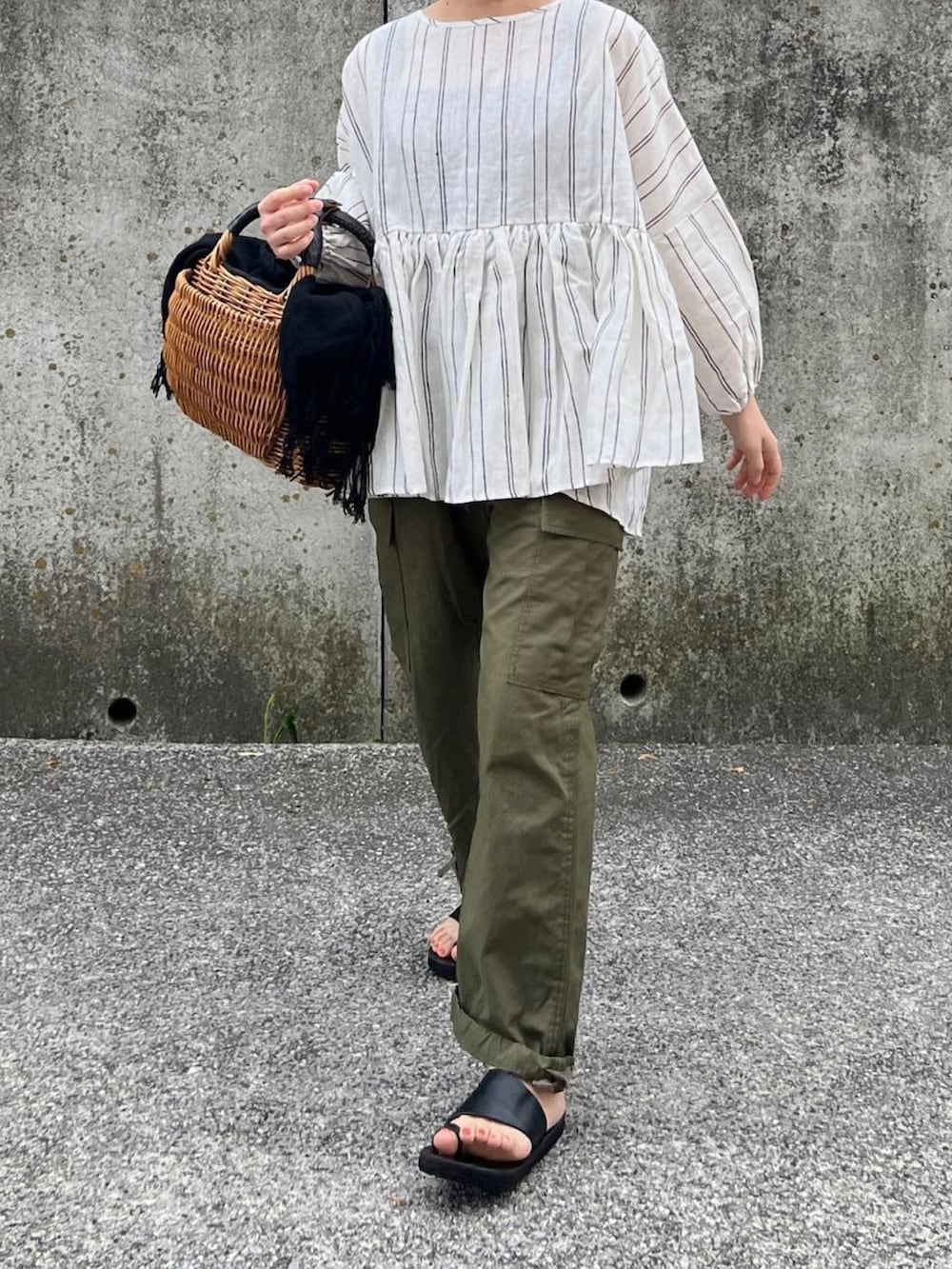 「ゆったりコーデ、チュニック、ストライプ、カーゴパンツ、ミリタリーパンツ、かごバッグ、サンダル、低身長、休日コーデ」｜「ebagosのアイテム（かごバッグ、ブラウン系）」を使った、ともさん（レディース・153cm）の夏コーディネートの2枚目の写真
