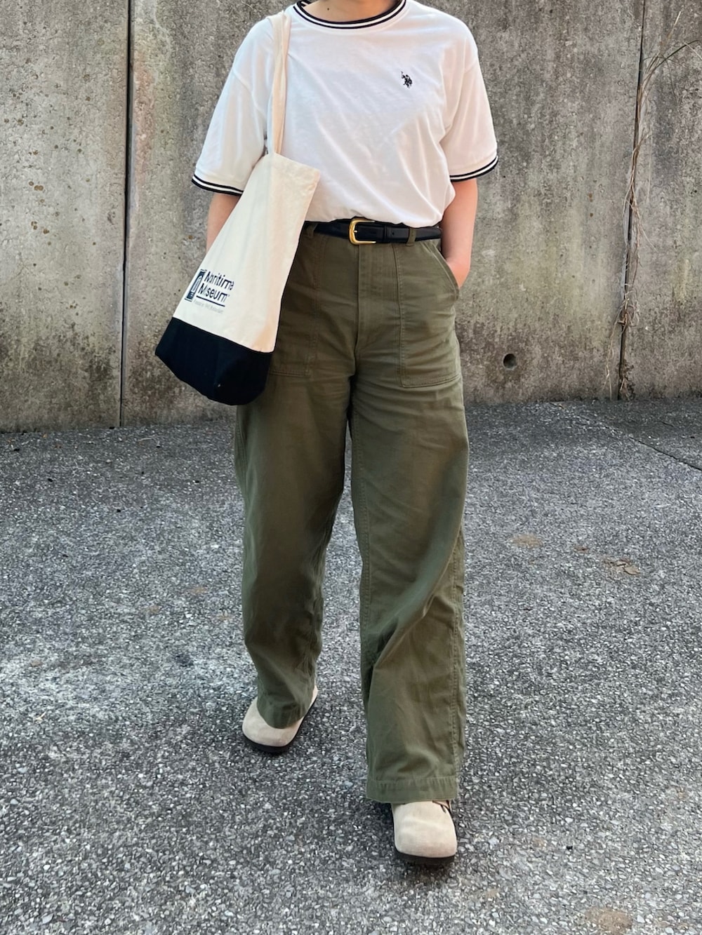 「夏だ！Tシャツ着よう！、シンプルスタイル、ラクチンコーデ、夏服、ベイカーパンツ、パンツコーデ、トートバッグ、ラフ」｜「U.S. POLO ASSN.のGeeRA別注【U.S. POLO ASSN.】ライン配色Ｔシャツ（Tシャツ/カットソー、ホワイト系）」を使った、ともさん（レディース・153cm）の夏コーディネートの2枚目の写真