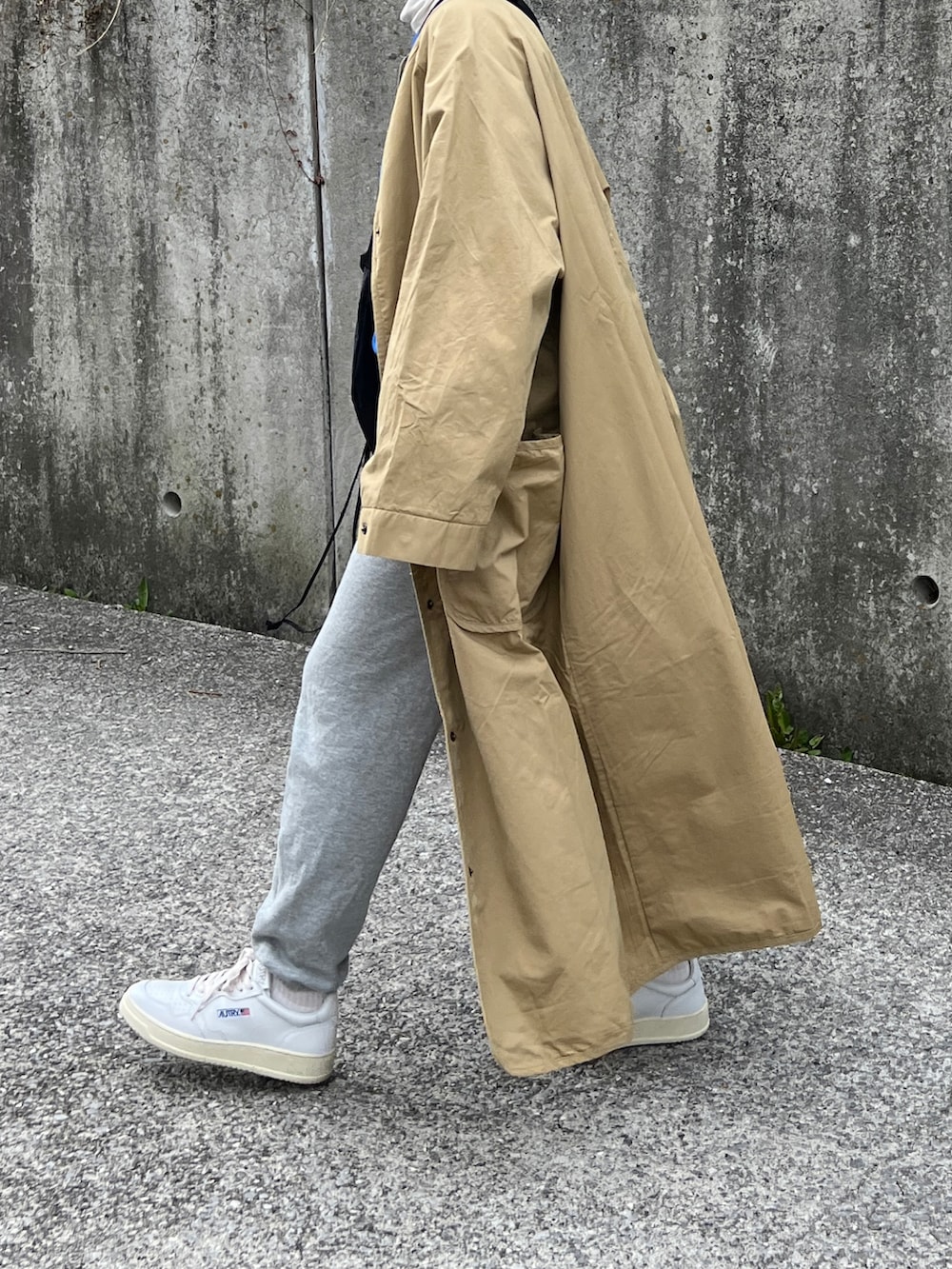 「シンプルコーデ、春服、楽チンコーデ、休日スタイル、大人カジュアル、スプリングコート、ロングコート、スウェット、スウェットパンツ、UNIQLO、ドローストリングショルダーバッグ」｜「THE SHINZONEのTHE SHINZONE | COMMON SWEAT WOMEN（スウェット、ブルー系）」を使った、ともさん（レディース・153cm）の冬コーディネートの2枚目の写真