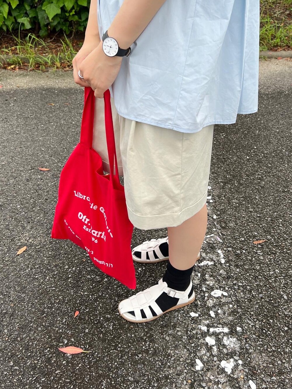 「真夏のアクティブスタイル、カジュアルコーデ、サンダル、低身長コーデ、シャツスタイル、ハーフパンツ、ショートパンツ、グルカサンダル、トートバッグ」｜「Plaireのアイテム（パンツ、ベージュ系）」を使った、ともさん（レディース・153cm）の夏コーディネートの4枚目の写真