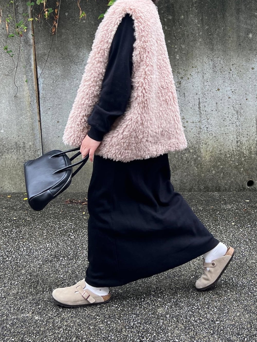 「重ね着ベストシーズン、秋冬コーデ、オトナ女子、秋服コーデ、お出かけコーデ、楽チンコーデ、ボアベスト、ベスト、ロングワンピース、低身長コーデ」｜「AetaのDA25 / DEER LEATHER BOSTON : S（バッグ、ブラック系）」を使った、ともさん（レディース・153cm）の秋コーディネートの2枚目の写真