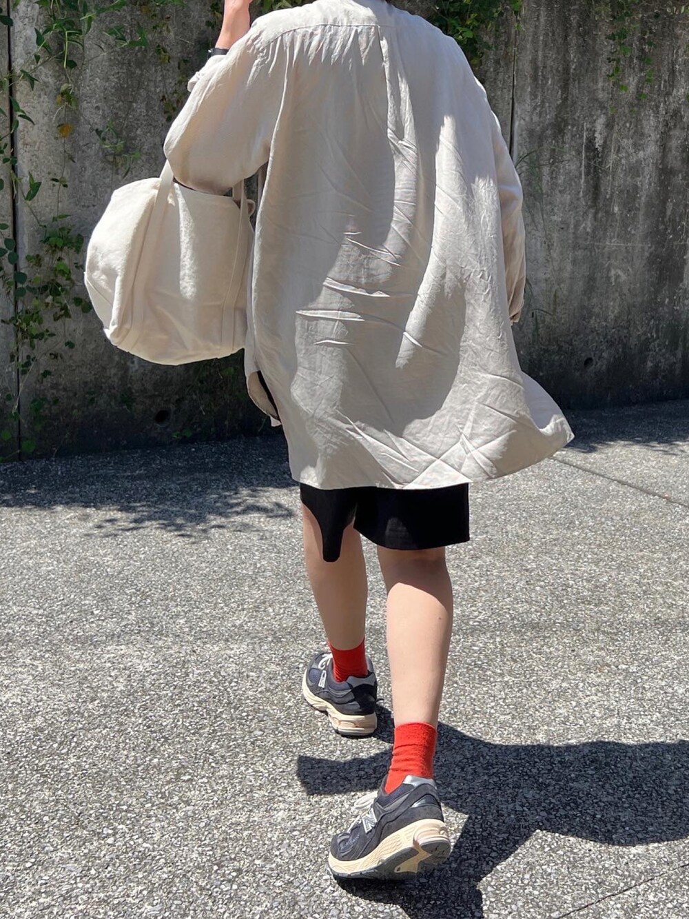 「おしゃれさんと繋がりたい、低身長女子、ハーフパンツ、ショートパンツ、メンズライク、低身長、ニューバランス、秋のコーデ、シャツスタイル」｜「Plaireのアイテム（パンツ、ブラック系）」を使った、ともさん（レディース・153cm）の夏コーディネートの2枚目の写真