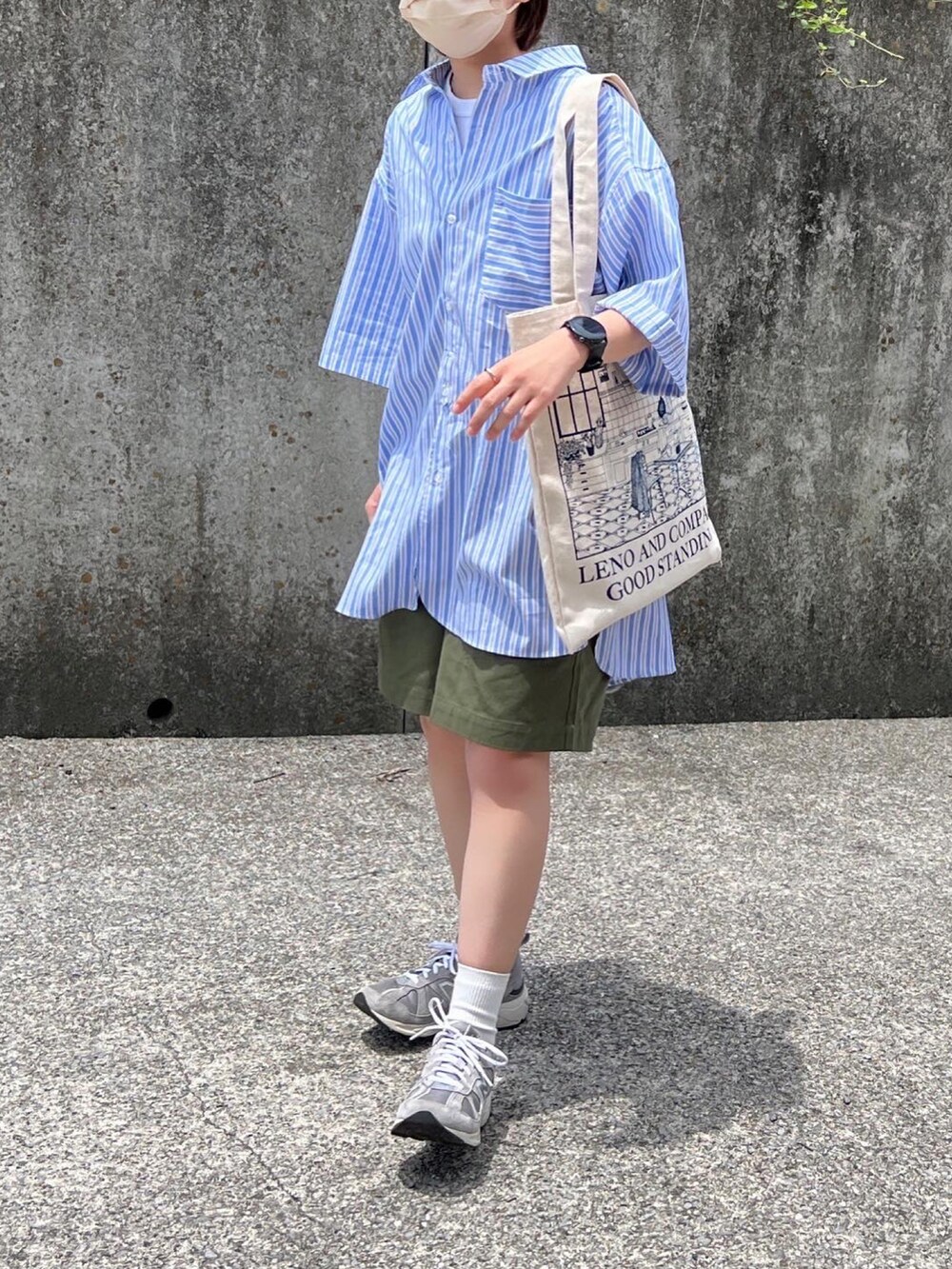 「夏コーデ、休日コーデ、低身長コーデ、ハーフパンツ、ショートパンツ、シャツスタイル、ストライプシャツ、New Balance、キャップ」｜「INTERPLAYの【INTERPLAY】ストライプオーバーサイズ 半袖シャツ＜UNISEX＞（シャツ/ブラウス、ブルー系）」を使った、ともさん（レディース・153cm）の夏コーディネートの2枚目の写真