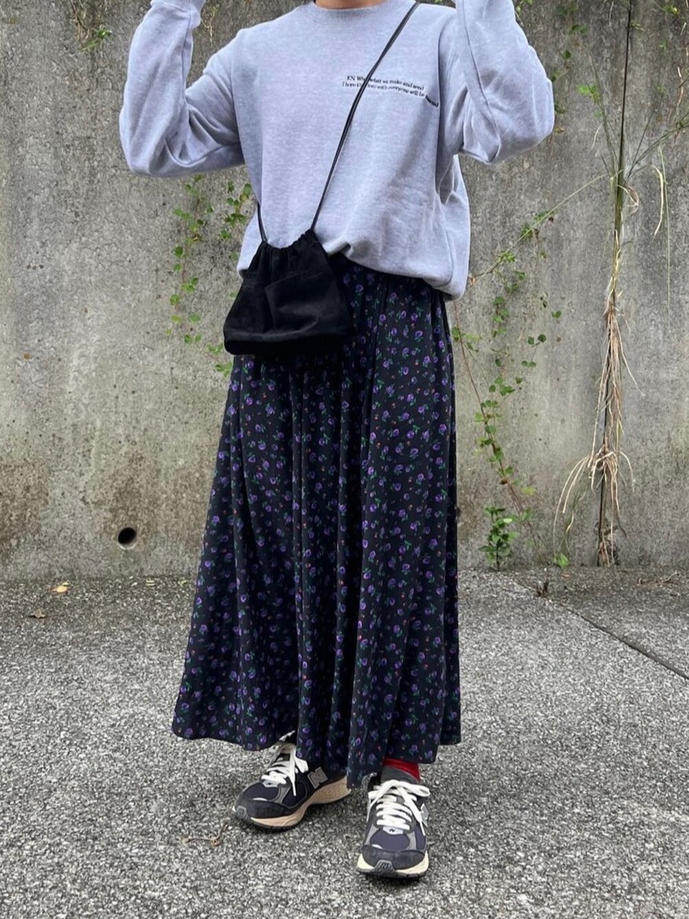 「秋服まるっと大公開、秋コーデ、大人カジュアル、カジュアルコーデ、シンプルスタイル、大人かわいい、ロゴスウェット、花柄スカート、秋服準備はじめました、おでかけコーデ」｜「THE SHINZONEのTHE SHINZONE/シンゾーン　パープルフラワースカート　PURPL FLOWER SKIRT 23AMSSK03（スカート、ブラック系）」を使った、ともさん（レディース・153cm）の秋コーディネートの2枚目の写真