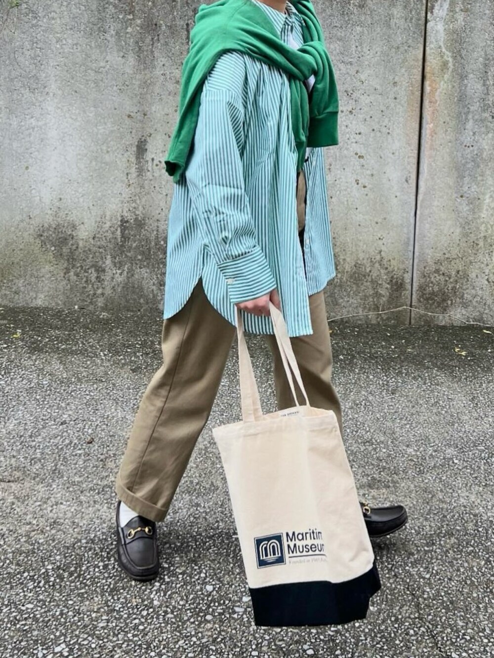 「オトナカジュアル、春服コーデ、春服、低身長女子、きれいめカジュアル、ストライプシャツ、シャツスタイル、ローファー、革靴、グリーン」｜「GeeRAのアソート柄オーバーサイズシャツ（シャツ/ブラウス、グリーン系）」を使った、ともさん（レディース・153cm）の春コーディネートの2枚目の写真