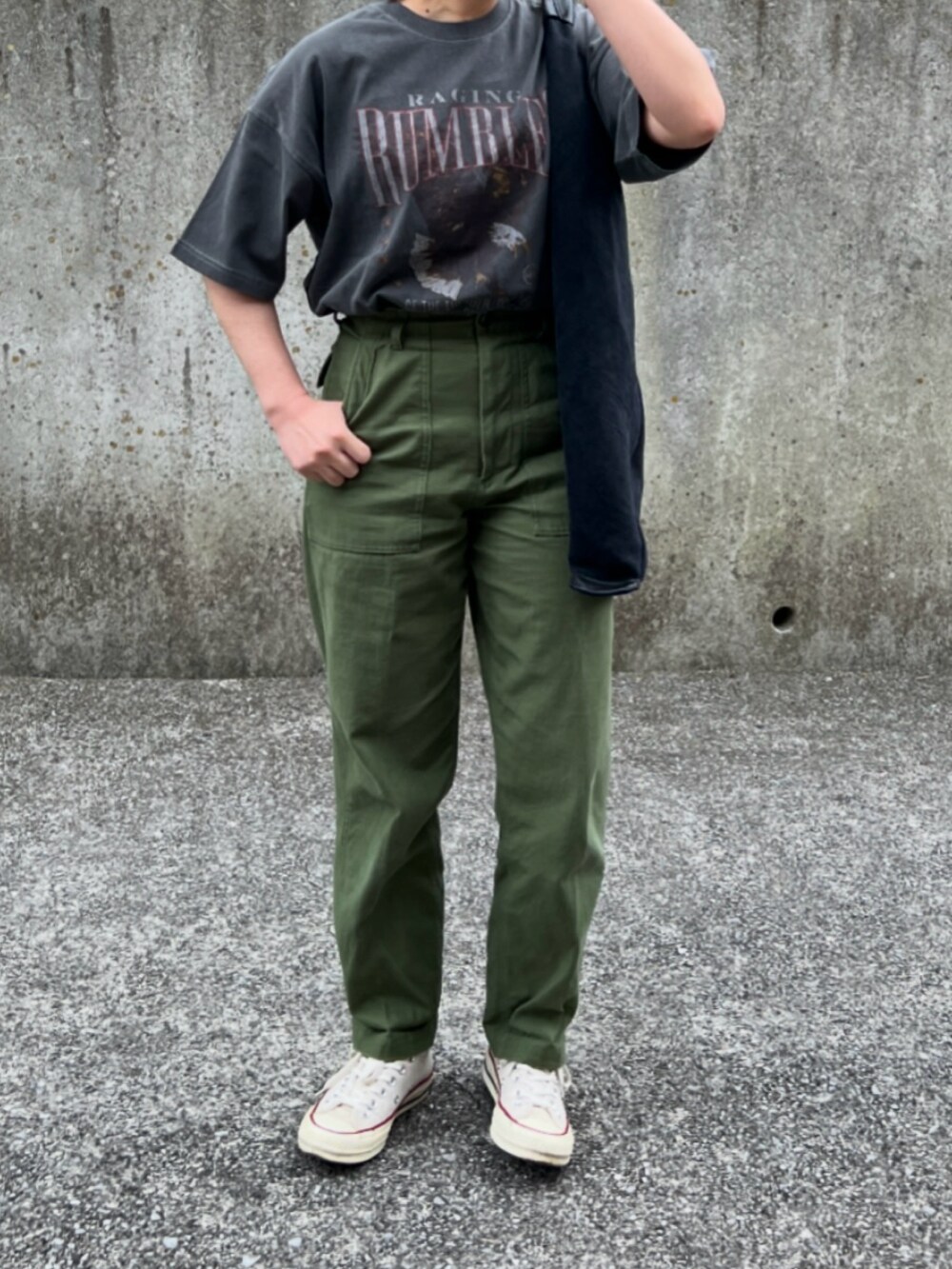 「カジュアルコーデ、夏コーデ、オトナカジュアル、低身長女子、Tシャツ、ベイカーパンツ、オトナ女子、スニーカー、お出かけコーデ」｜「WEGOのWEGO/ピグメントBIGTシャツ（Tシャツ/カットソー、ブラック系）」を使った、ともさん（レディース・153cm）の春コーディネートの2枚目の写真