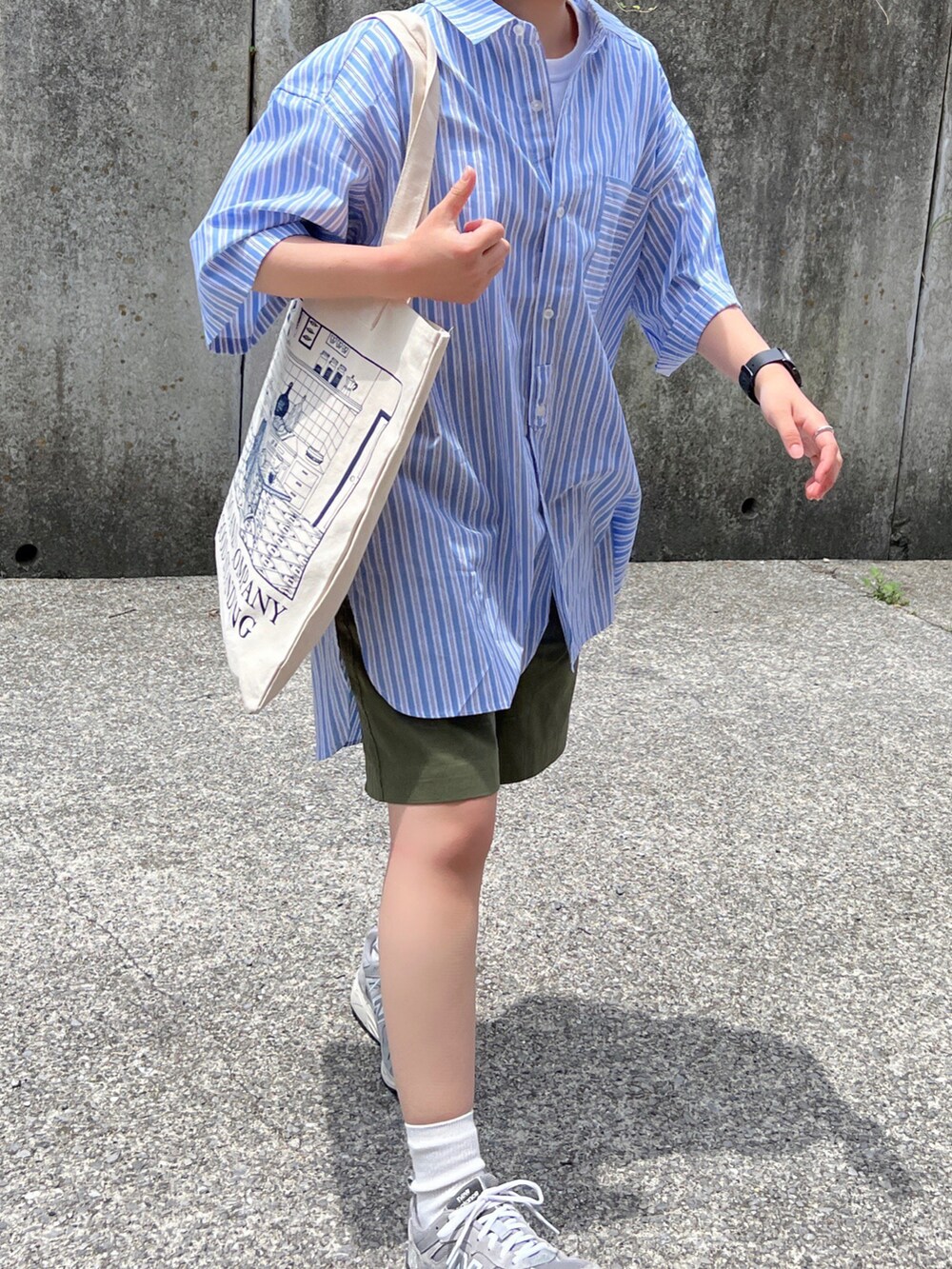 「夏コーデ、休日コーデ、低身長コーデ、ハーフパンツ、ショートパンツ、シャツスタイル、ストライプシャツ、New Balance、キャップ」｜「INTERPLAYの【INTERPLAY】ストライプオーバーサイズ 半袖シャツ＜UNISEX＞（シャツ/ブラウス、ブルー系）」を使った、ともさん（レディース・153cm）の夏コーディネートの3枚目の写真