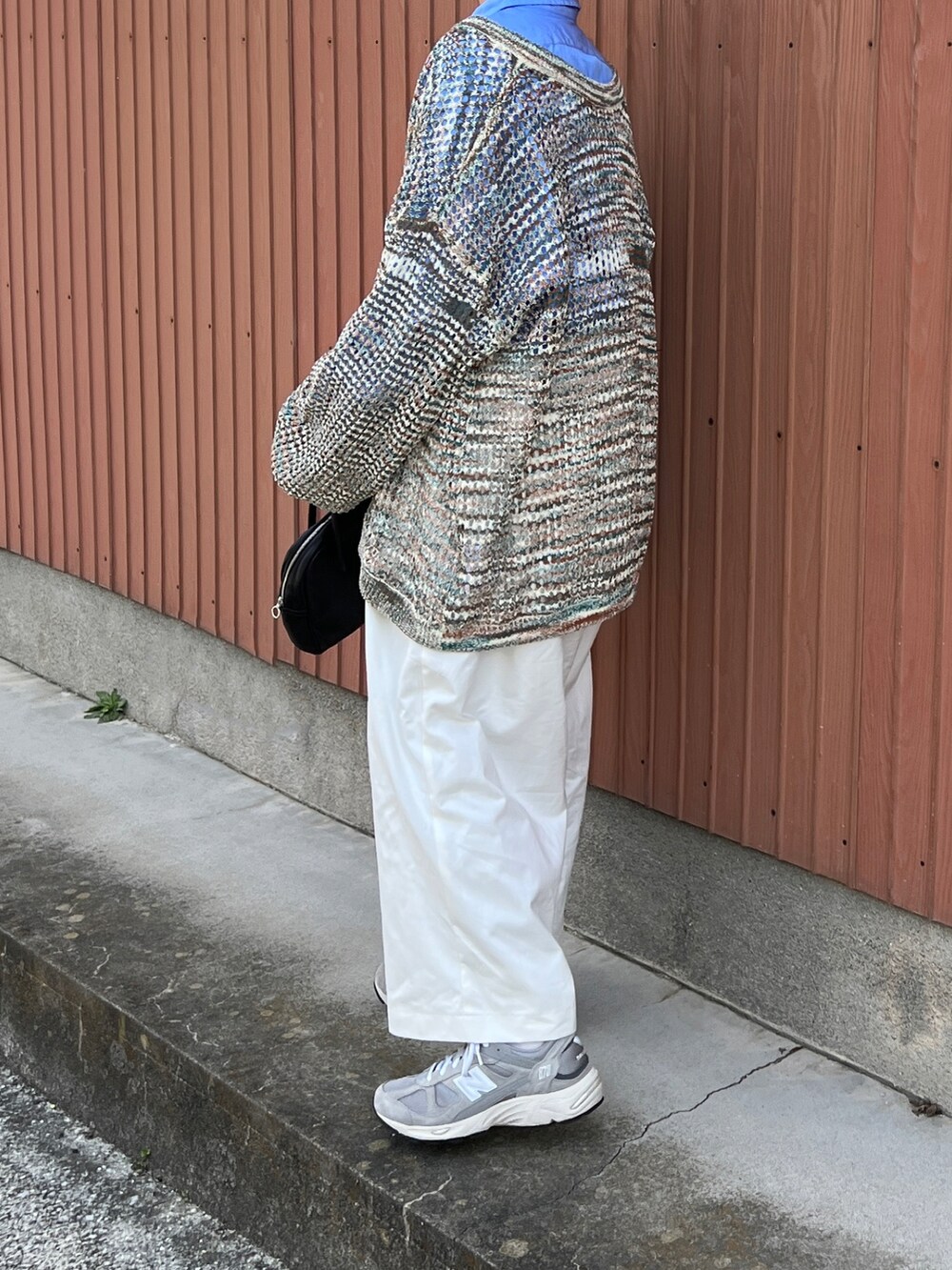 「春服デビュー宣言、春コーデ、春服コーデ、シンプルコーデ、パンツスタイル、スニーカーコーデ、オーバーサイズ、カーディガン、メッシュ、ニューバランス、シャツスタイル」｜「AetaのDA25 / DEER LEATHER BOSTON : S（バッグ、ブラック系）」を使った、ともさん（レディース・153cm）の春コーディネートの2枚目の写真