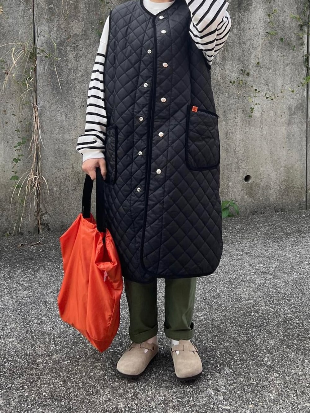 ホワイト系のTシャツ/カットソー、グリーン系のその他パンツ、オレンジ系のバッグを着用したレディースの秋コーディネートの3枚目の写真