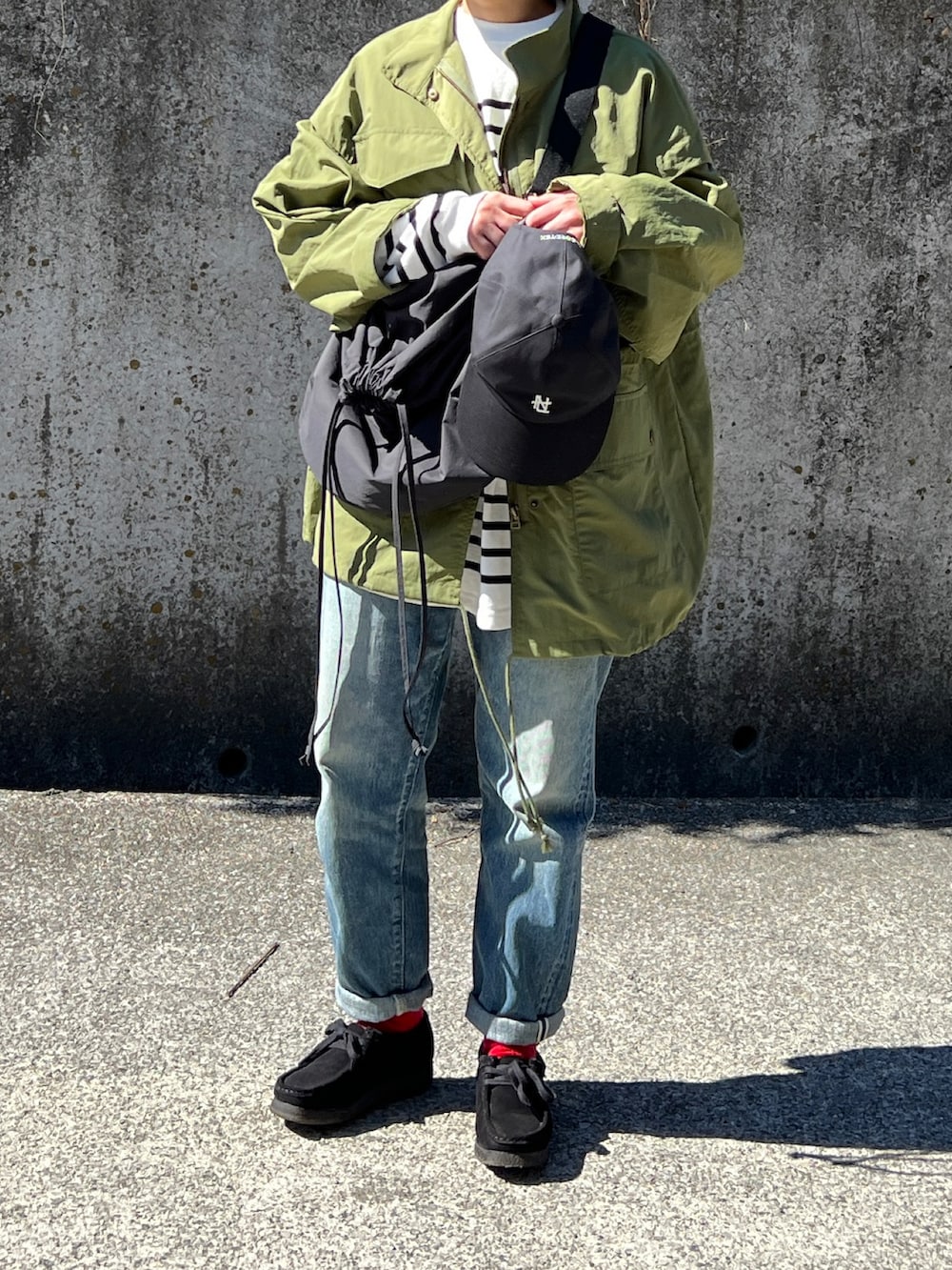 「春服デビュー宣言、シンプルスタイル、カジュアルコーデ、ミリタリージャケット、ミリタリーベスト、ミリタリーコーデ、春アウター、デニム、ドローストリングショルダーバッグ、ボーダー」｜「w closetの【2WAY】ハイネックミリタリージャケット（ミリタリージャケット、グリーン系）」を使った、ともさん（レディース・153cm）の春コーディネートの2枚目の写真