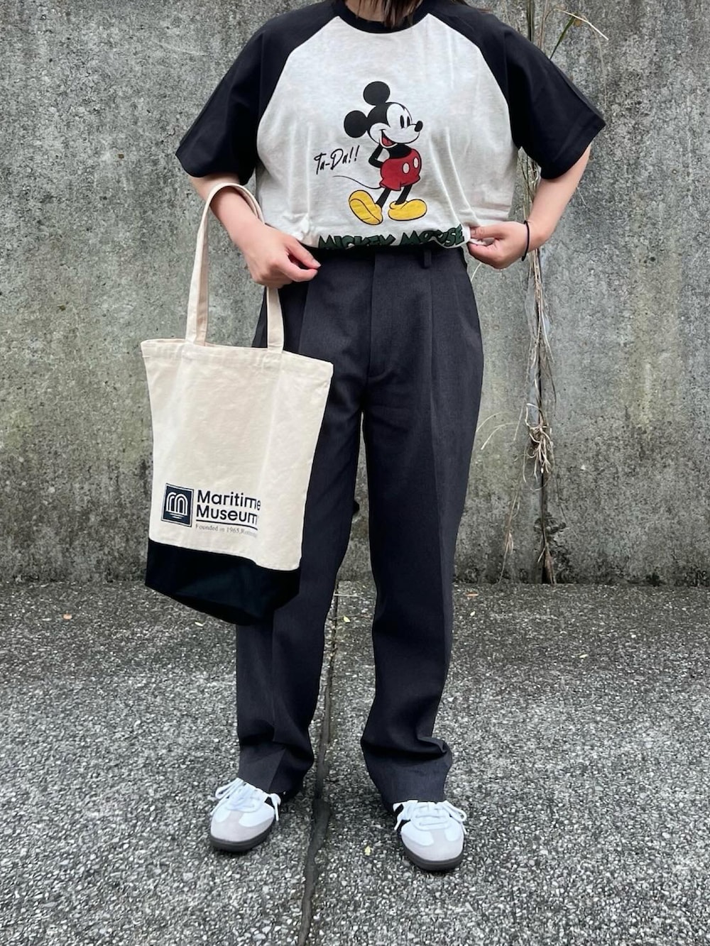 「ロゴT、きれいめカジュアル、骨格ストレート、大人コーデ、メンズライク、かごバッグ、プリントT、パンツスタイル、大人カジュアル、ベイカーパンツ、古着MIX」｜「Disneyの【Disney】別注 Mickey&Friends ミッキー＆フレンズ グラフィックプリント半袖Tシャツ（Tシャツ/カットソー、ブラック系）」を使った、ともさん（レディース・153cm）の春コーディネートの5枚目の写真