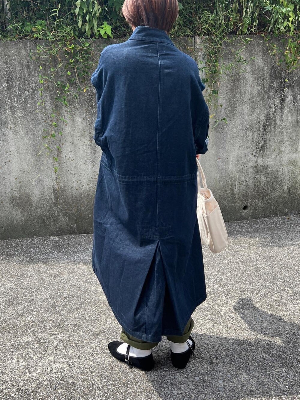 「カジュアルコーデ、着回しコーデ、ボーダートップス、軍パン、秋服準備はじめました、デニム、カンフーシューズ、トートバッグ、低身長コーデ」｜「forksy.の【forksy.】２WAYデニムモッズコート/ベスト（モッズコート、ブルー系）」を使った、ともさん（レディース・153cm）の夏コーディネートの2枚目の写真