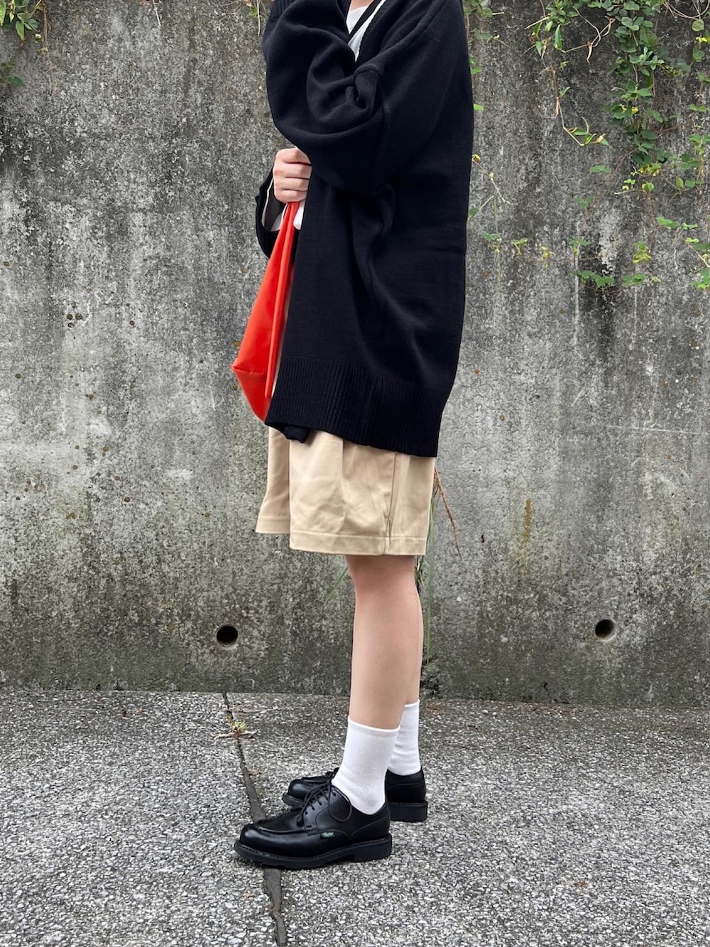 「休日スタイル、カジュアルコーデ、オトナカジュアル、秋のコーデ、ゆるコーデ、秋服コーデ、カーディガン、グルカショーツ、革靴、秋先取りコーデ」｜「Parabootの【PARABOOT】CHAMBORD WOMEN（ドレスシューズ、ブラック系）」を使った、ともさん（レディース・153cm）の秋コーディネートの2枚目の写真