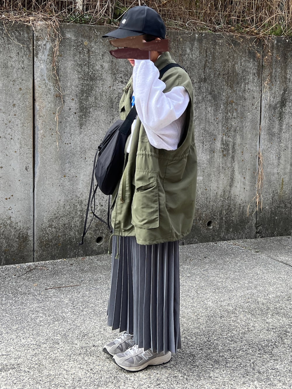 「春服コーデ、ベスト、ミリタリーベスト、スウェット、プリーツスカート、低身長女子、New Balance、ニューバランス、スニーカーコーデ、ドローストリングショルダーバッグ、キャップ」｜「BEAUTY&YOUTH UNITED ARROWSのNew Balance CM878MC1（シューズ、グレー系）」を使った、ともさん（レディース・153cm）の冬コーディネートの2枚目の写真