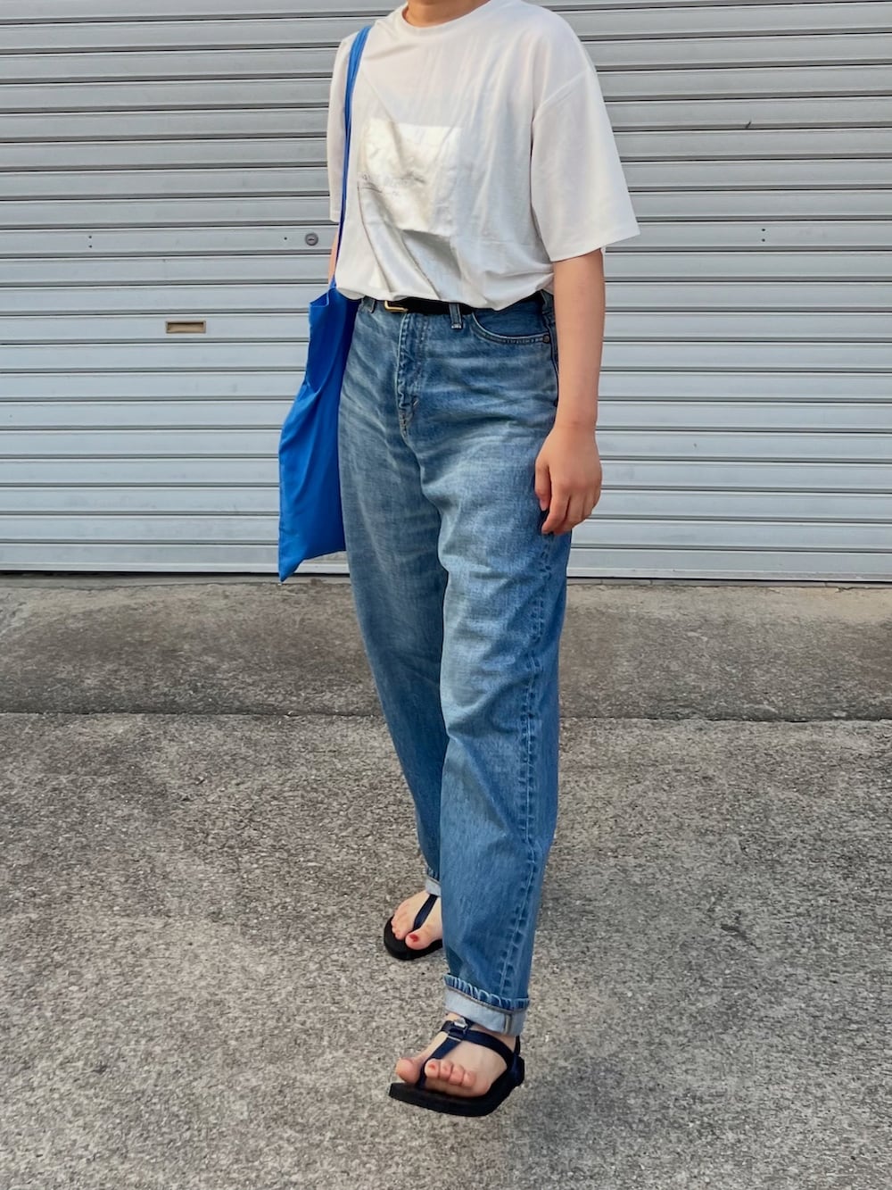 「夏ルックで気分アップ、ロゴT、白Tシャツ、大人カジュアルコーデ、デニム、夏コーデ、シンプルカジュアル、低身長コーデ、アウトドアスタイル」｜「Rashikの箔プリント冷感Tシャツ（Tシャツ/カットソー、ホワイト系）」を使った、ともさん（レディース・153cm）の夏コーディネートの3枚目の写真