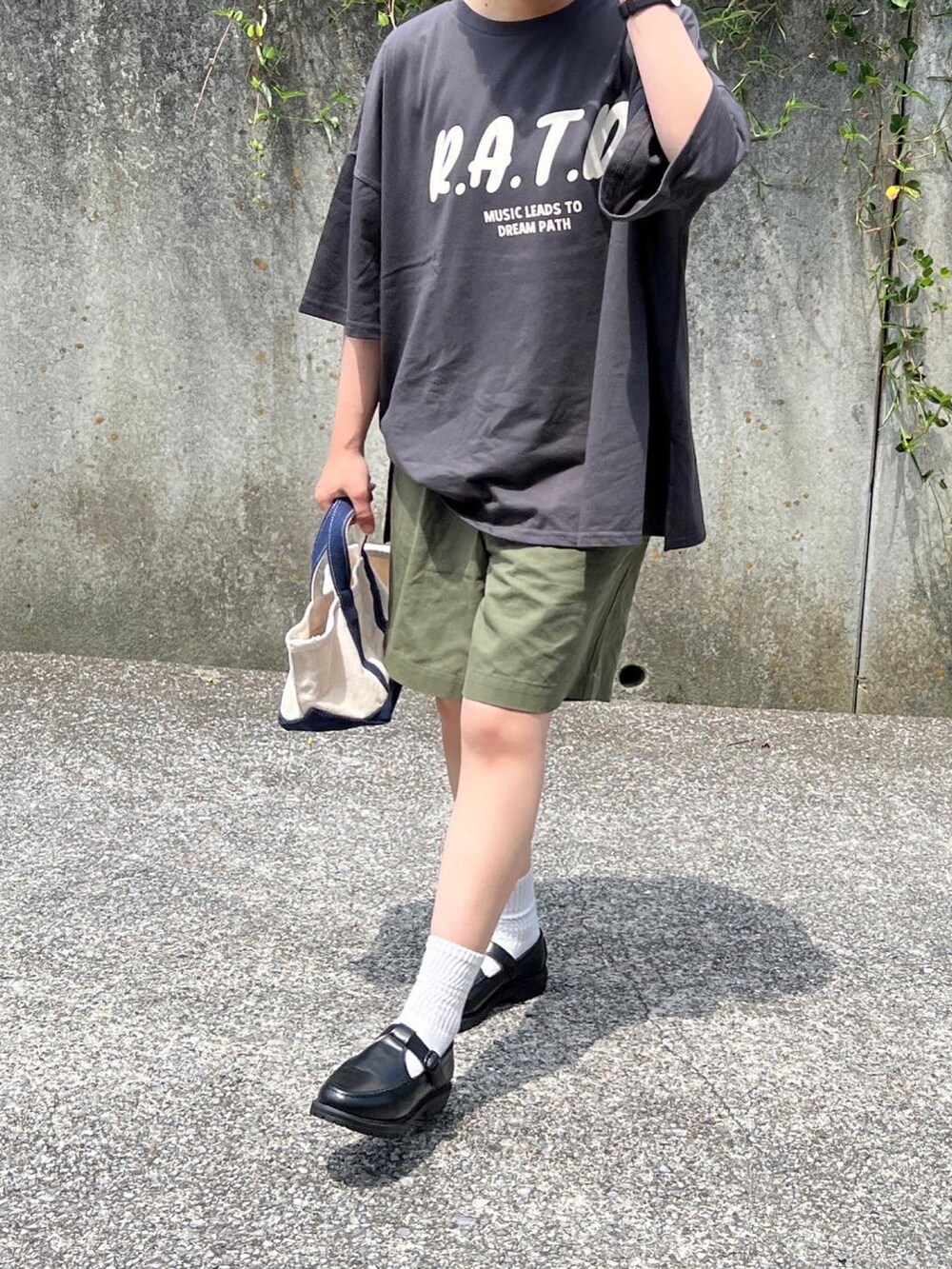 グレー系のTシャツ/カットソー、ブルー系のトートバッグ、ブラック系のローファーを着用したレディースの夏コーディネートの4枚目の写真