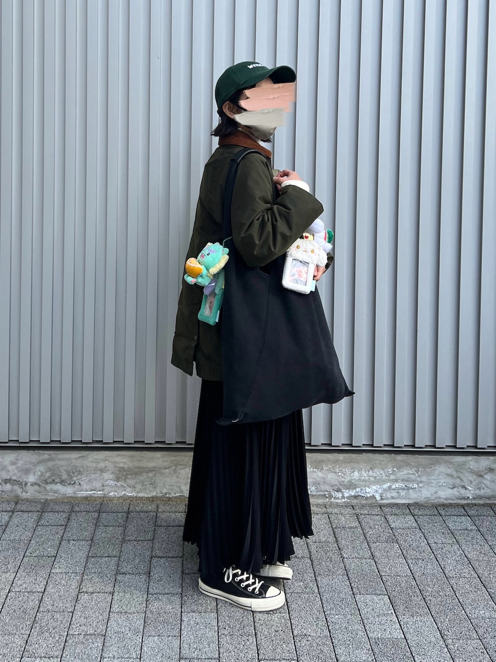 「barbour、バブアー、スウェット、プリーツスカート、コンバース、converse、きれいめカジュアル、トートバッグ、低身長」｜「Hender Schemeのazuma bag big（トートバッグ、ブラック系）」を使った、ともさん（レディース・153cm）の冬コーディネートの2枚目の写真