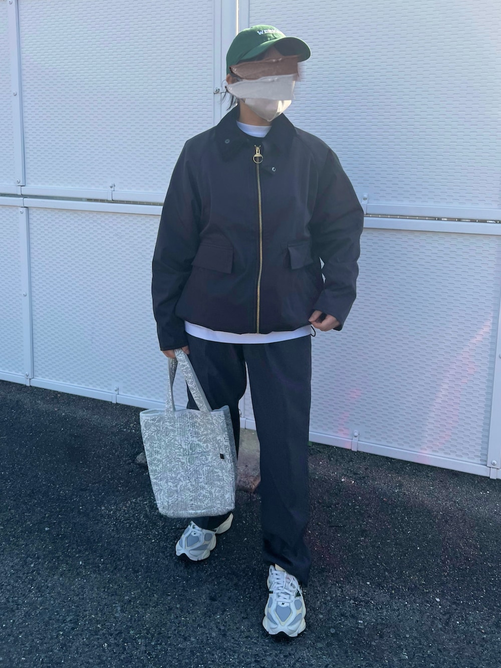 「春めき満開コーデ、ジャケット、春コーデ、春アウター、barbour、パンツスタイル、シンプルスタイル、楽チンコーデ、ブラックコーデ、New Balance、レイヤードスタイル」｜「THE SHINZONEのTHE SHINZONE | CHRYSLER PANTS WOMEN（スラックス、グレー系）」を使った、ともさん（レディース・153cm）の春コーディネートの2枚目の写真