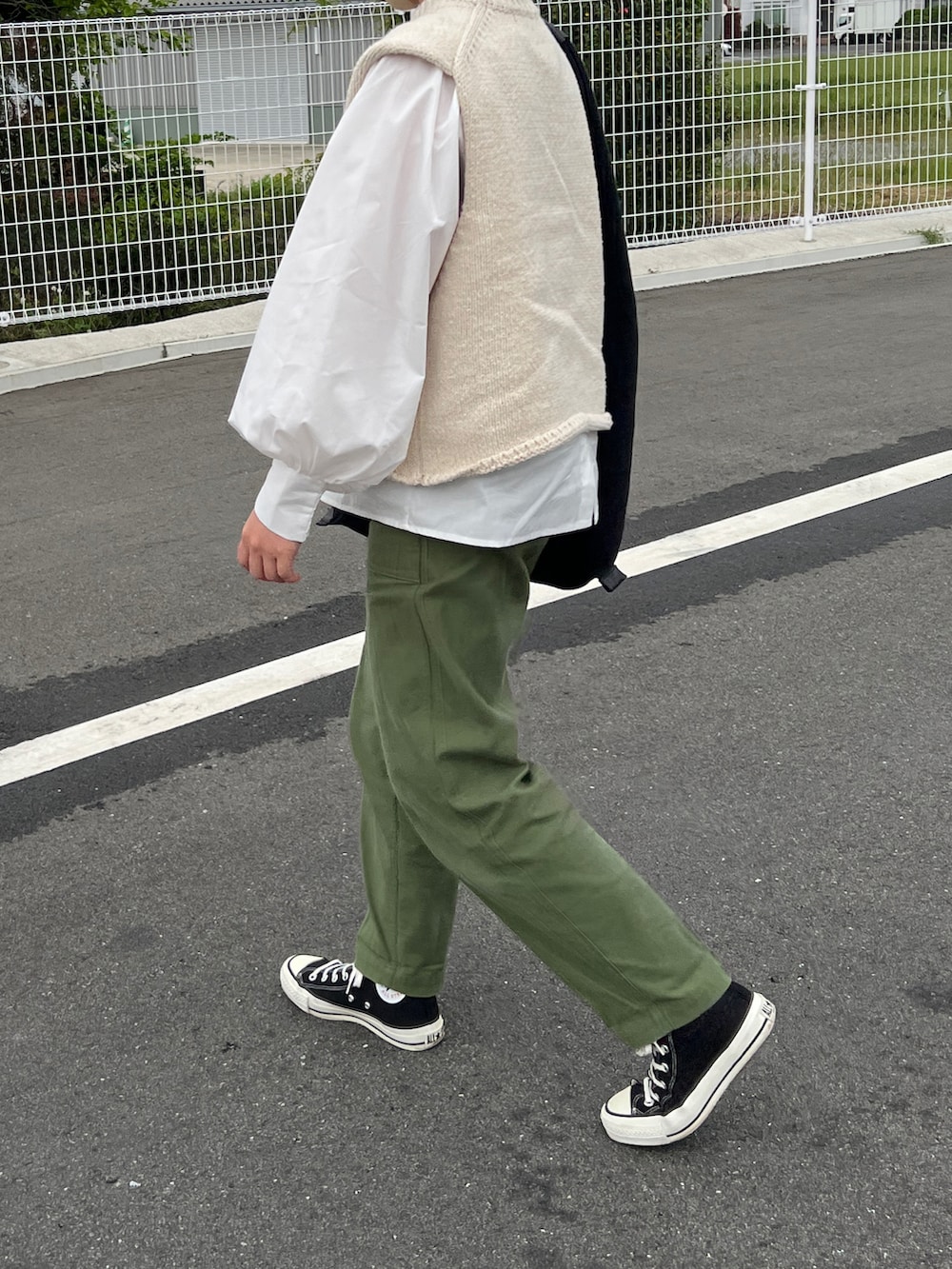 「きれいめカジュアル、オトナカジュアル、低身長女子、ベイカーパンツ、ベスト、オフィスカジュアル、パンツコーデ、おしゃれさんと繋がりたい、スニーカー、レイヤードスタイル」｜「THE SHINZONEのCOTTON SLUB KNIT / SHINZONE コットンスラブニット（ニット/セーター、ホワイト系）」を使った、ともさん（レディース・153cm）の春コーディネートの2枚目の写真