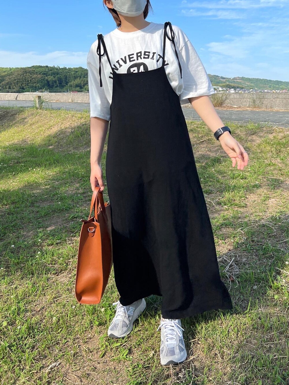 「オトナカジュアル、Tシャツ、ロゴT、リネンジャケット、キャップ、ワンピーススタイル、キャミワンピ、トートバッグ、休日コーデ、夏コーデ」｜「Plaireのアイテム（ワンピース/ドレス、ブラック系）」を使った、ともさん（レディース・153cm）の夏コーディネートの3枚目の写真
