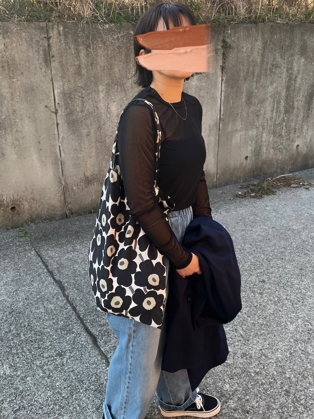 「春めき満開コーデ、春色、春服コーデ、デニムパンツ、シアートップス、低身長コーデ、パンツコーデ、お花見コーデ」｜「BONLECILLのカップ付きダブルストラップベアキャミソール（キャミソール、ブラック系）」を使った、ともさん（レディース・153cm）の春コーディネートの3枚目の写真