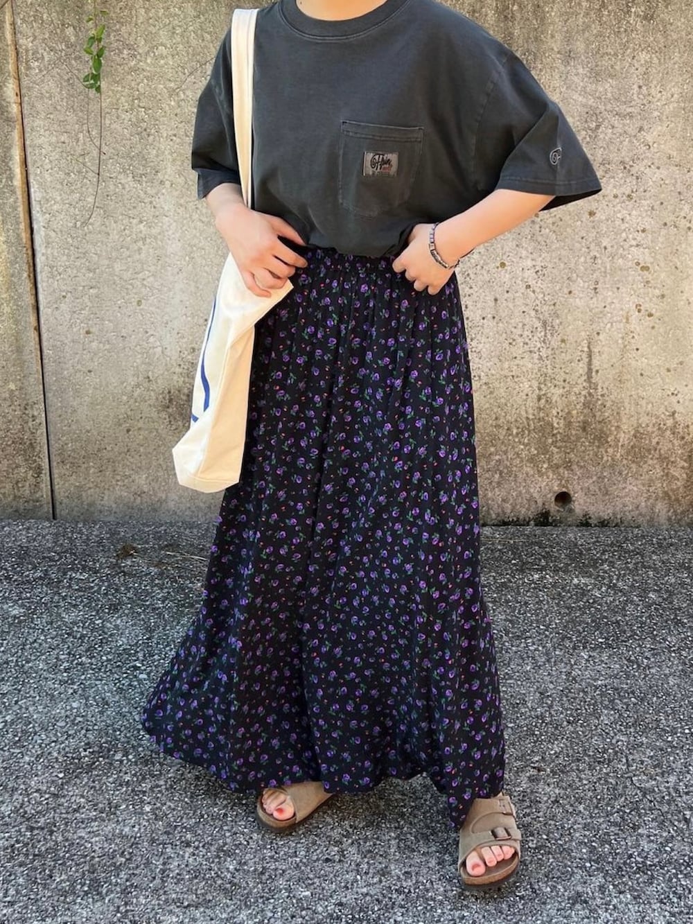 「大人カジュアル、ラクチンコーデ、Tシャツ、花柄スカート、着回しコーデ、サンダル、カジュアル、ロゴT、アースカラー」｜「FFEINの【FFEIN】ヴィンテージライクロゴ刺繍ポケットTシャツ（Tシャツ/カットソー、グレー系）」を使った、ともさん（レディース・153cm）の夏コーディネートの2枚目の写真