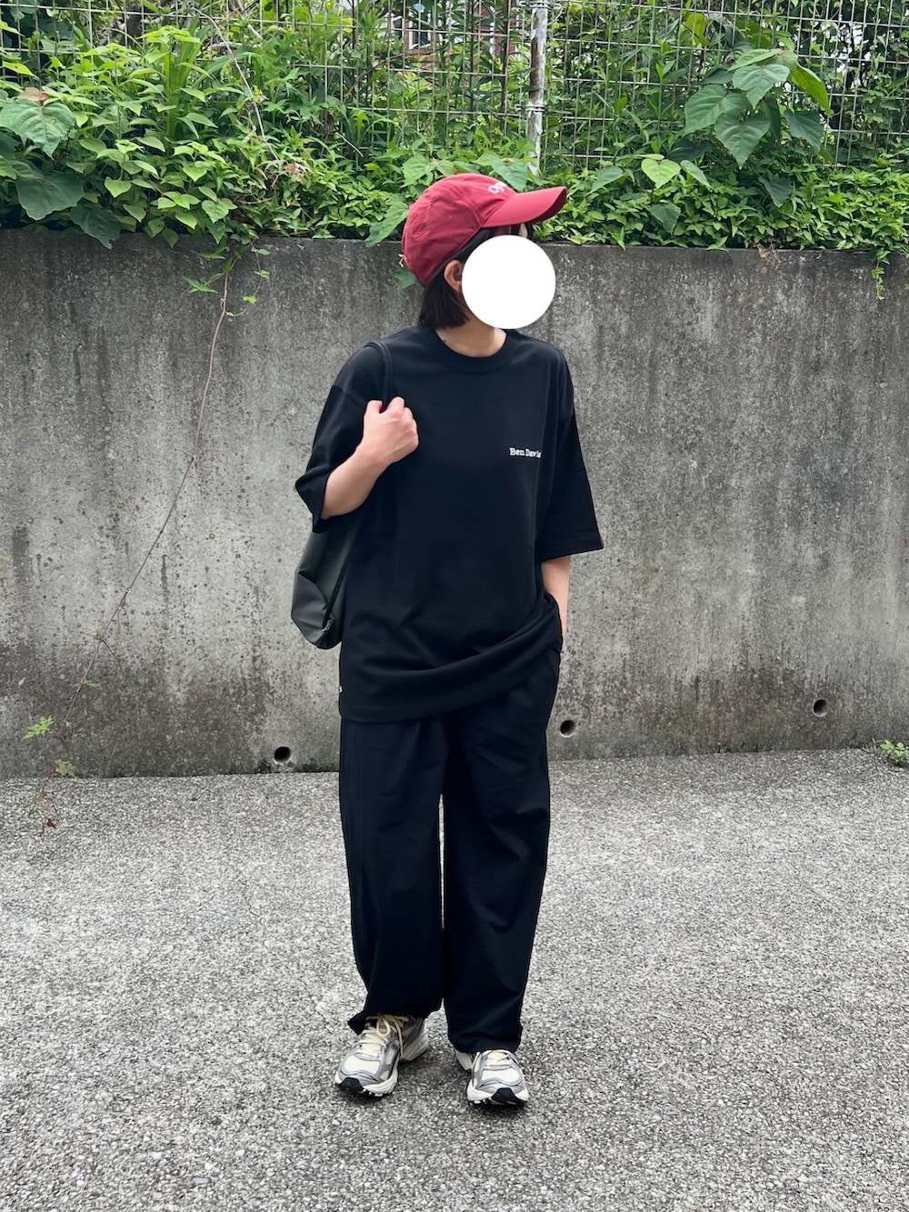 「ブラックコーデ、夏コーデ、黒Tシャツ、差し色(赤)、メンズライク、ノームコア、シンプルコーデ、韓国ファッション、スニーカー」｜「BEN DAVISの【BEN DAVIS (ベンデイビス)】NAVAL別注 エクストラヘビーオーバーT / 半袖 Tシャツ ワンポイント ブランドロゴ 刺繍（Tシャツ/カットソー、ブラック系）」を使った、ともさん（レディース・153cm）の夏コーディネートの2枚目の写真