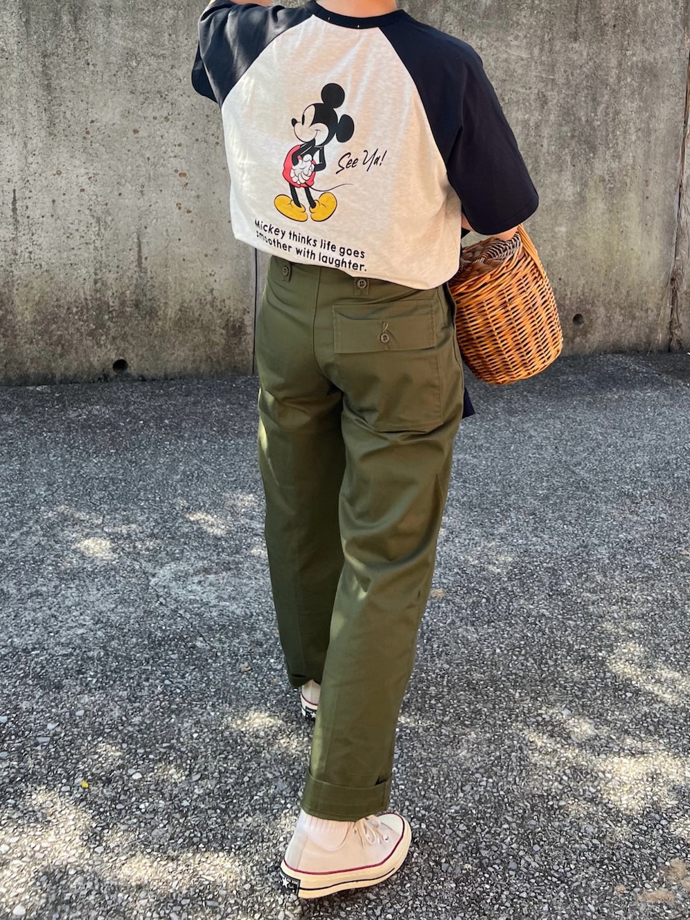 「ロゴT、きれいめカジュアル、骨格ストレート、大人コーデ、メンズライク、かごバッグ、プリントT、パンツスタイル、大人カジュアル、ベイカーパンツ、古着MIX」｜「Disneyの【Disney】別注 Mickey&Friends ミッキー＆フレンズ グラフィックプリント半袖Tシャツ（Tシャツ/カットソー、ブラック系）」を使った、ともさん（レディース・153cm）の春コーディネートの2枚目の写真