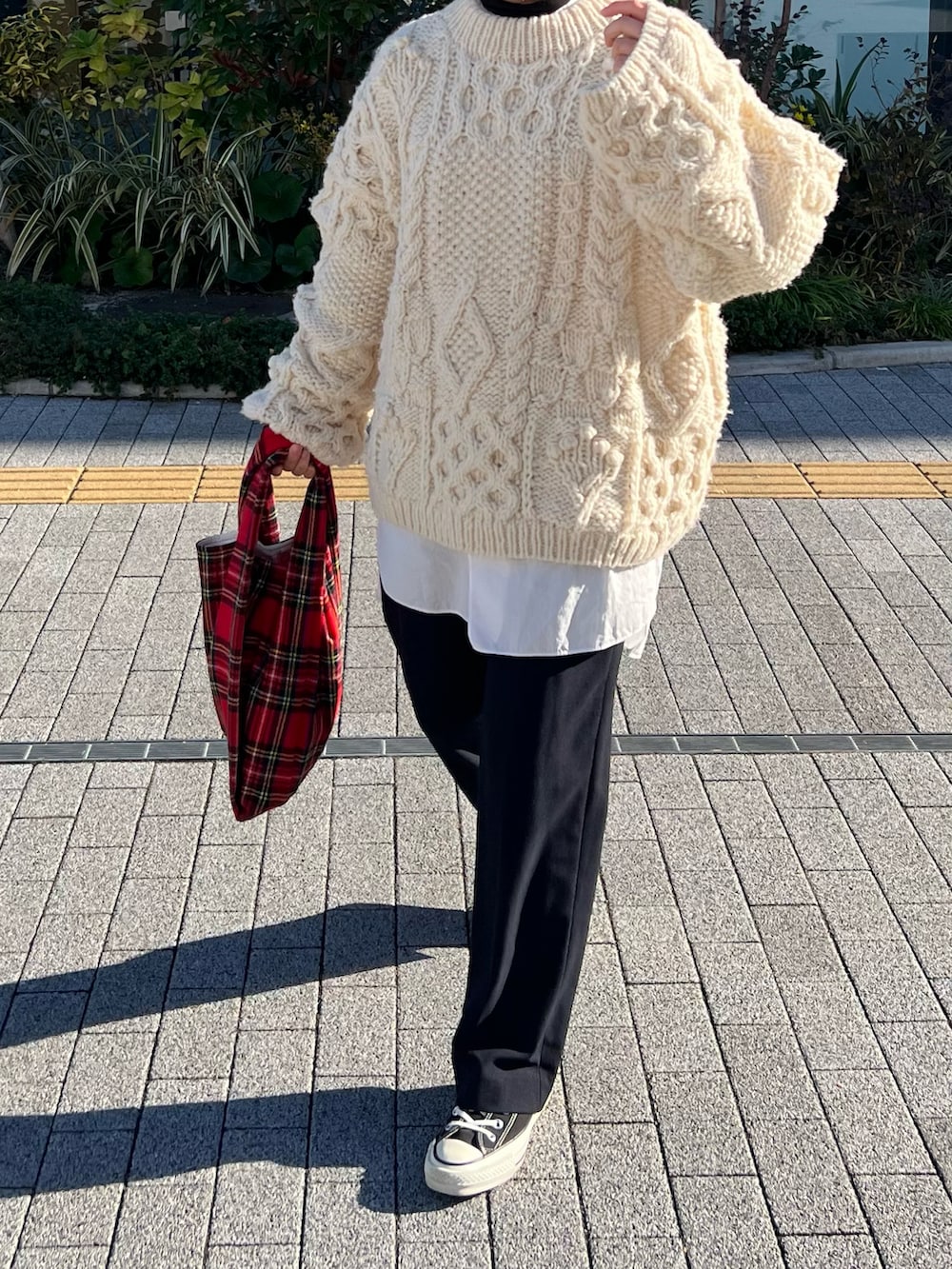「レイヤードスタイル、低身長コーデ、ニット、パンツスタイル、ベレー帽、ニットコーデ、骨格ストレート、チェック」｜「TODAYFULのパターンハンドニット（ニット/セーター、ホワイト系）」を使った、ともさん（レディース・153cm）の冬コーディネートの2枚目の写真