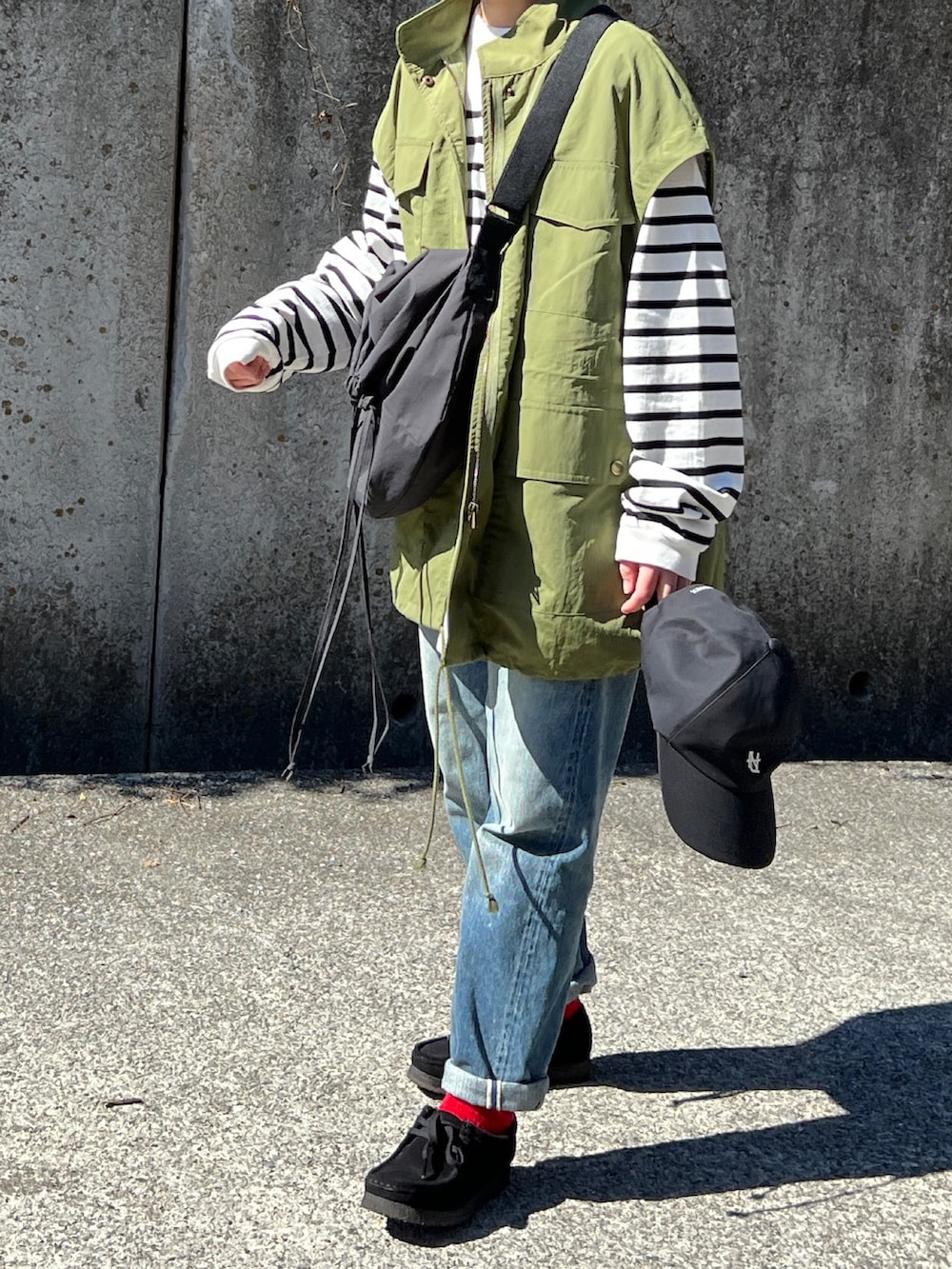 「春服デビュー宣言、シンプルスタイル、カジュアルコーデ、ミリタリージャケット、ミリタリーベスト、ミリタリーコーデ、春アウター、デニム、ドローストリングショルダーバッグ、ボーダー」｜「w closetの【2WAY】ハイネックミリタリージャケット（ミリタリージャケット、グリーン系）」を使った、ともさん（レディース・153cm）の春コーディネートの3枚目の写真