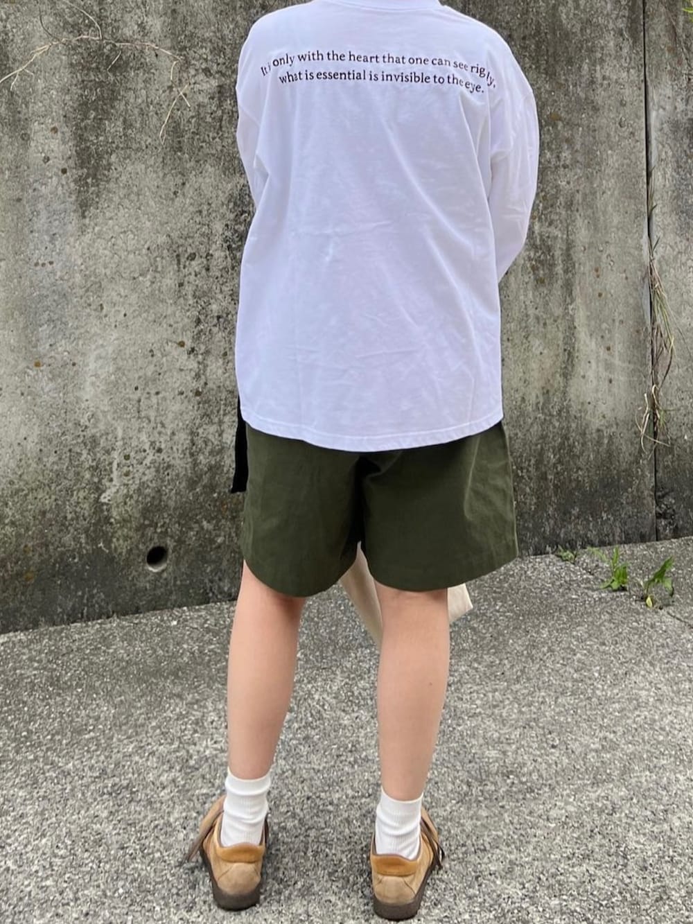 ブラック系のジャケット/アウター、ホワイト系のTシャツ/カットソー、ブラウン系のその他シューズを着用したレディースの春コーディネートの2枚目の写真