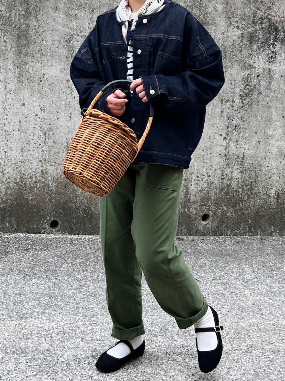 ブルー系のデニムジャケット、グリーン系のその他パンツを着用したレディースの春コーディネートの2枚目の写真