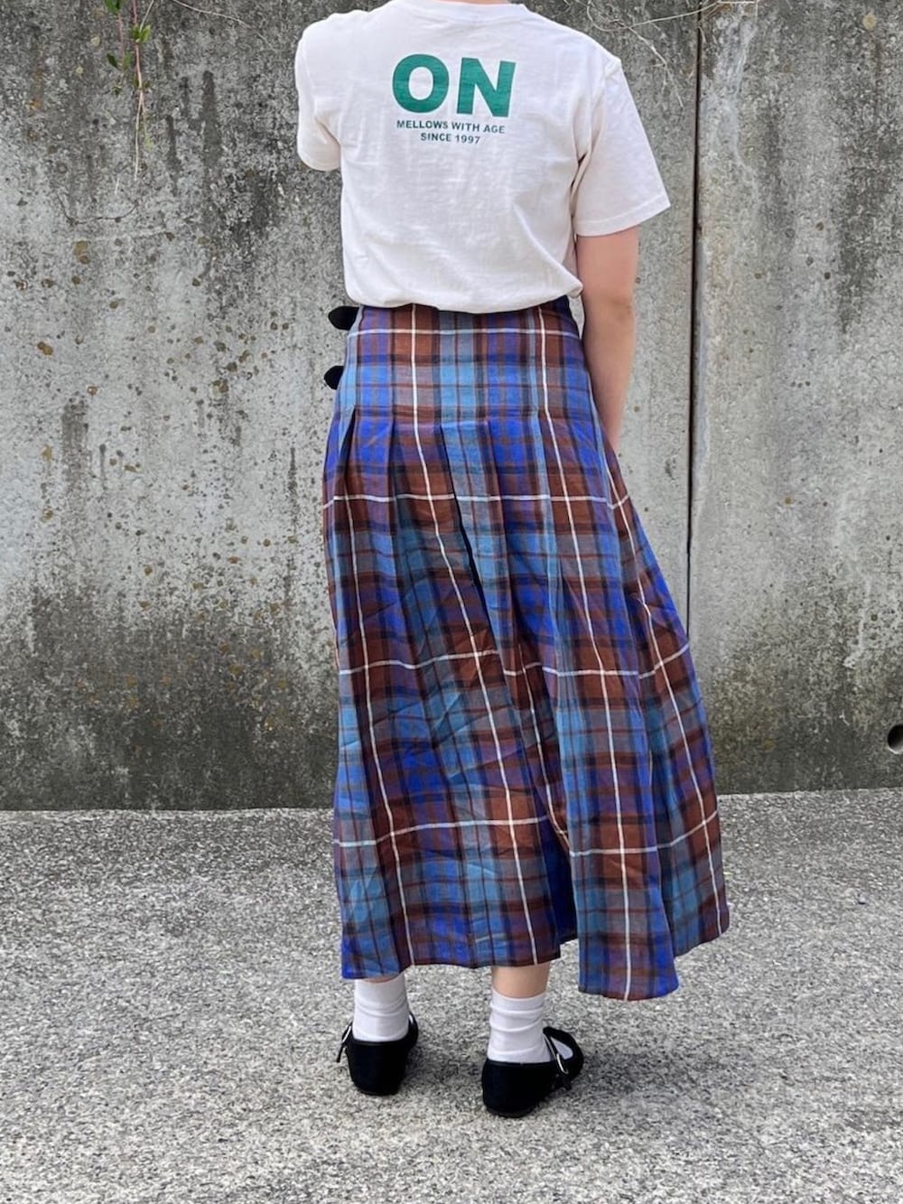 「低身長コーデ、オトナカワイイ、きれいめカジュアル、Tシャツ、ロゴT、チェックスカート、ロングスカート、リネン、カンフーシューズ、オニールオブダブリン」｜「BRADYの【Brady】BECK（トートバッグ、グリーン系）」を使った、ともさん（レディース・153cm）の春コーディネートの2枚目の写真