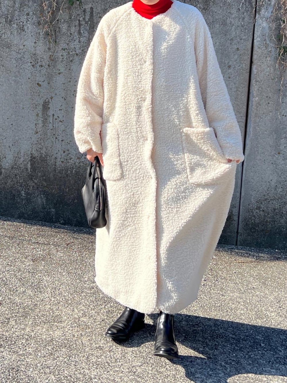 「休日コーデ、オトナ女子、低身長、秋冬、タートルネック、ジャンパースカート、冬のコーデ、サイドゴアブーツ、ボアコート、大人ガーリー」｜「AetaのDA25 / DEER LEATHER BOSTON : S（バッグ、ブラック系）」を使った、ともさん（レディース・153cm）の冬コーディネートの4枚目の写真