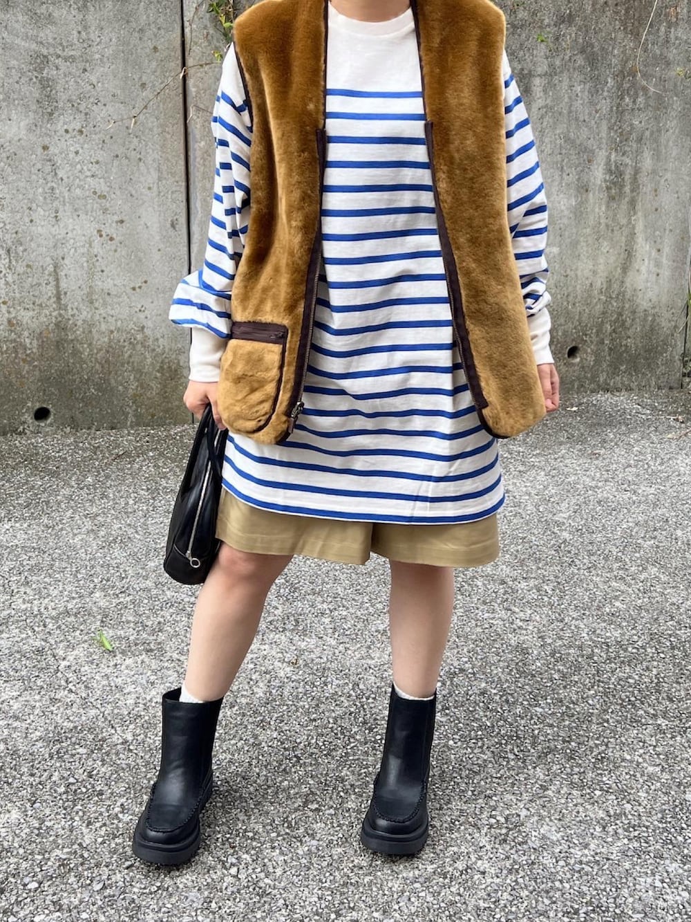 「秋ルック紹介するよ、休日スタイル、秋冬コーデ、大人かわいい、ファーベスト、ボーダートップス、低身長、オトナカジュアル、ブーツ、チェルシーブーツ」｜「BarbourのBARBOUR (バブアー)　WARM PILE WAISTCOAT ZIPIN LINER(MLI0004)（ベスト、ブラウン系）」を使った、ともさん（レディース・153cm）の秋コーディネートの3枚目の写真